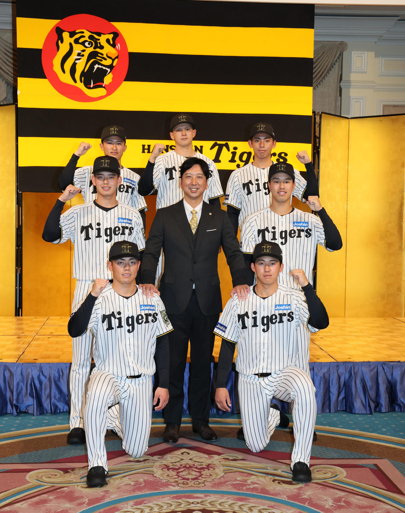 阪神の新人選手入団発表会で藤川球児監督を中心に写真に納まる、前列左から谷端将伍、立石正広、中列左から早瀬朔、1人おいて岡城快生、後列左から山崎照英、能登嵩都、神宮僚介（撮影・加藤哉）