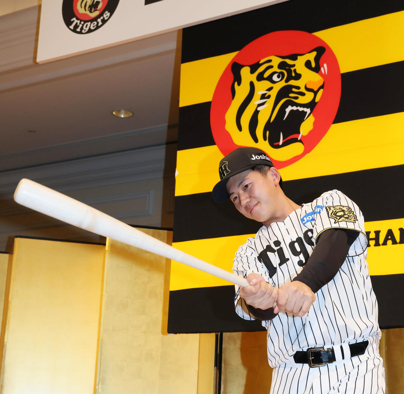阪神の新人選手入団発表会が行われバットを手にポーズを決める立石（撮影・加藤哉）