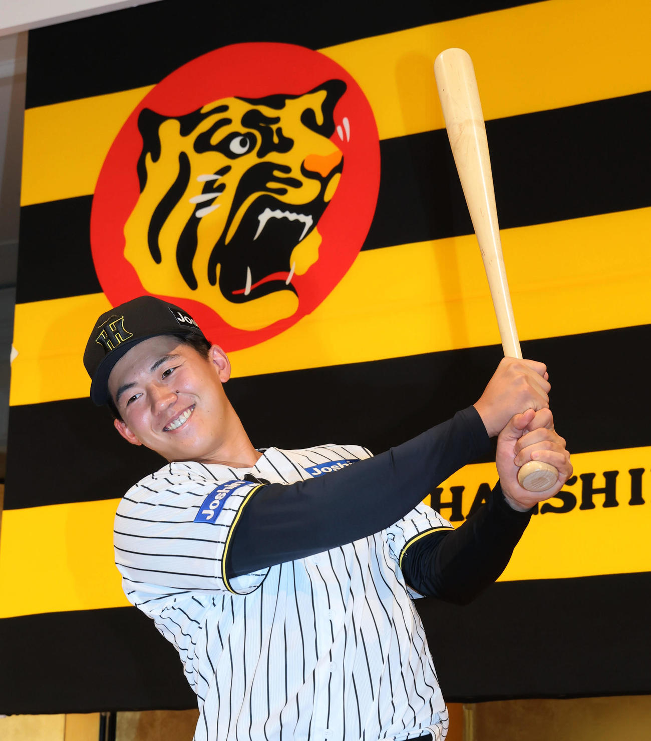 阪神の新人選手入団発表会が行われバットを手にポーズを決める立石（撮影・加藤哉）