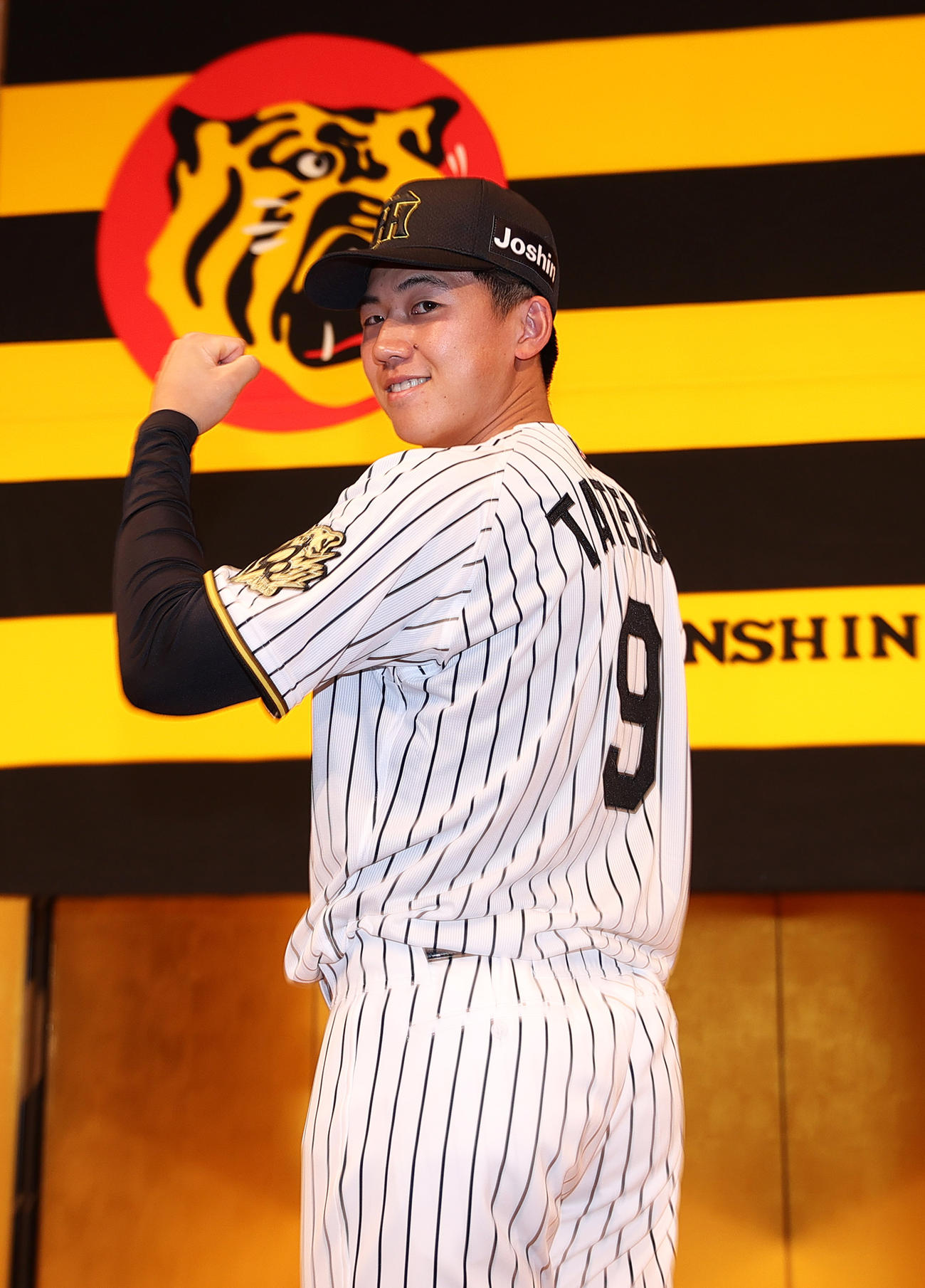 阪神新人入団会見でポーズをとる阪神ドラフト1位の立石（撮影・上山淳一）