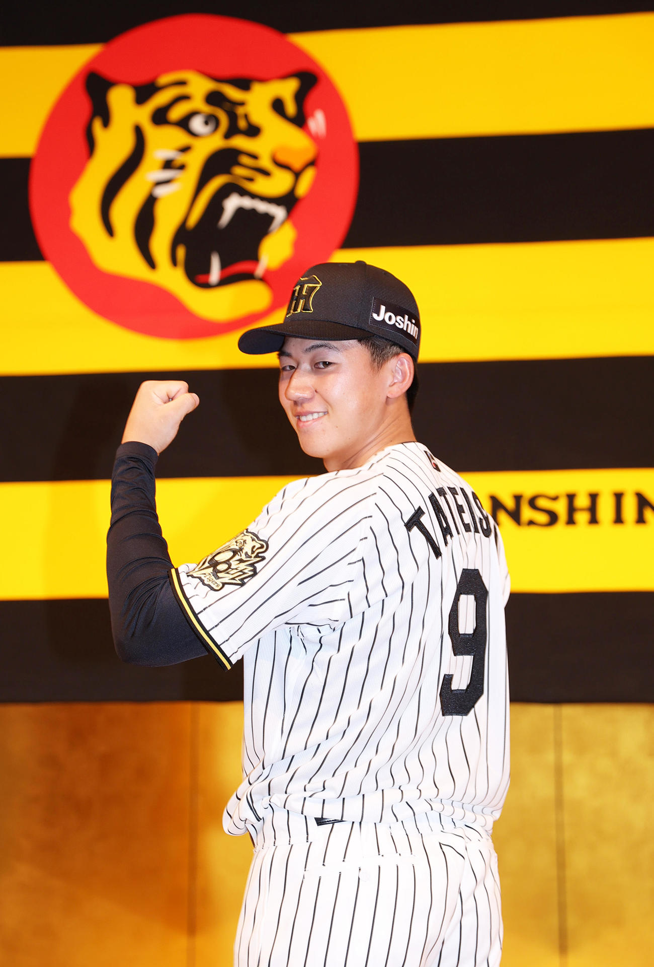 阪神新人入団会見でポーズをとる阪神ドラフト1位の立石（撮影・上山淳一）
