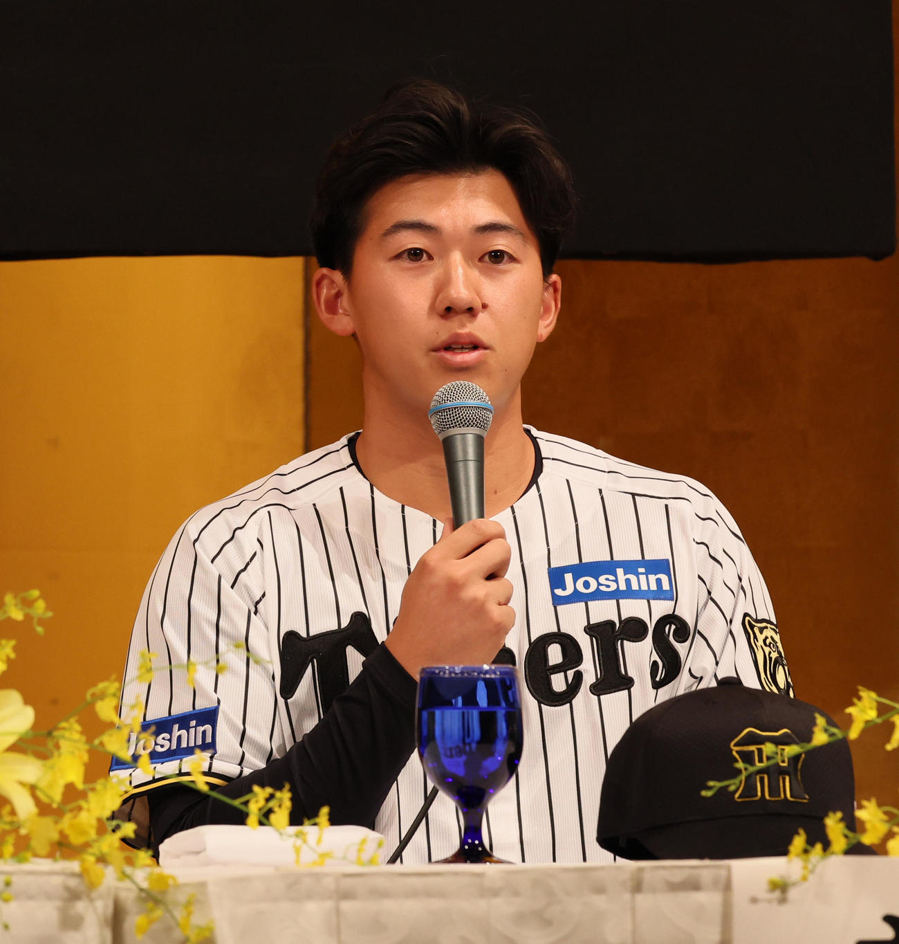 阪神の新人選手入団発表会が行われ会見で話す立石（撮影・加藤哉）