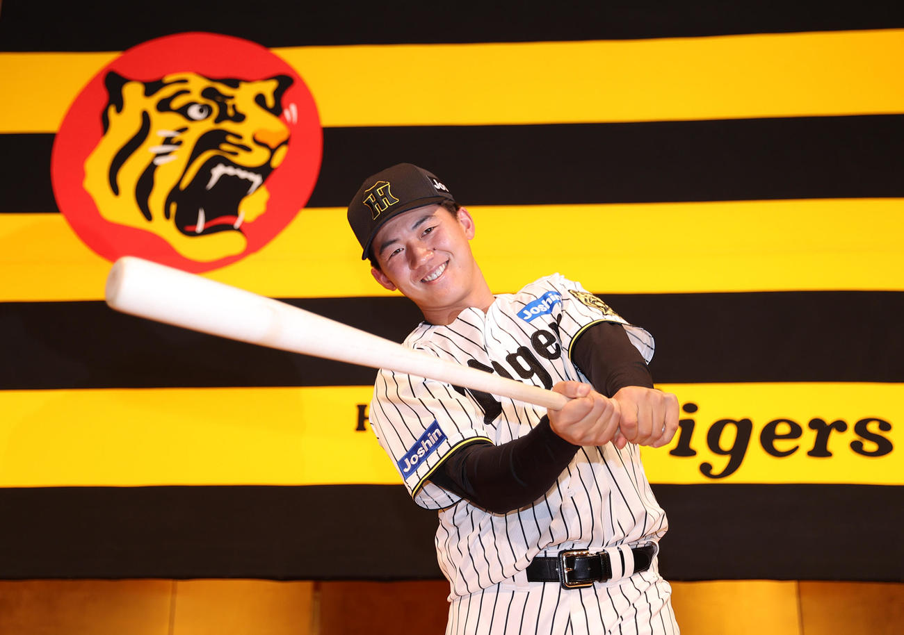 阪神新人入団会見でポーズをとる阪神ドラフト1位の立石（撮影・上山淳一）