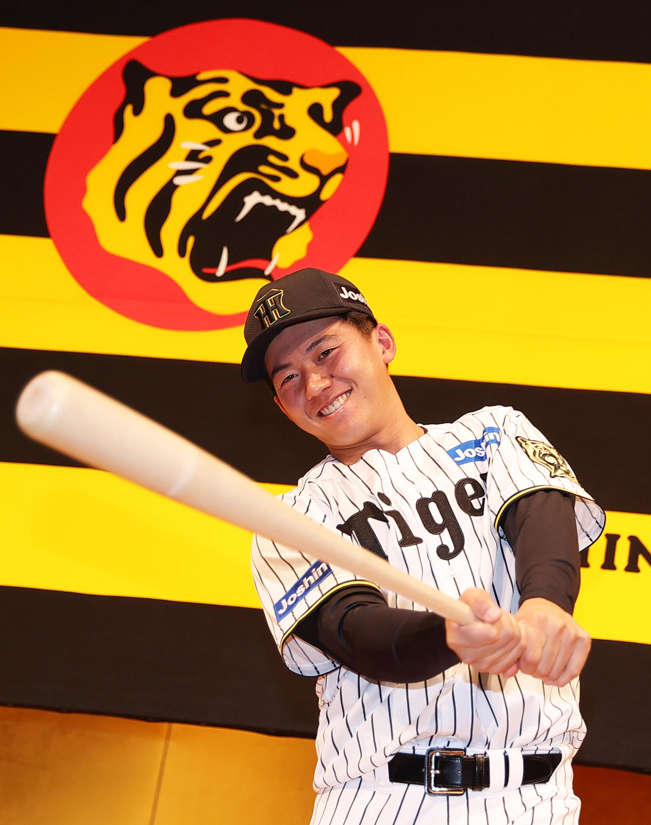 阪神新人入団会見でポーズをとる阪神ドラフト1位の立石（撮影・上山淳一）