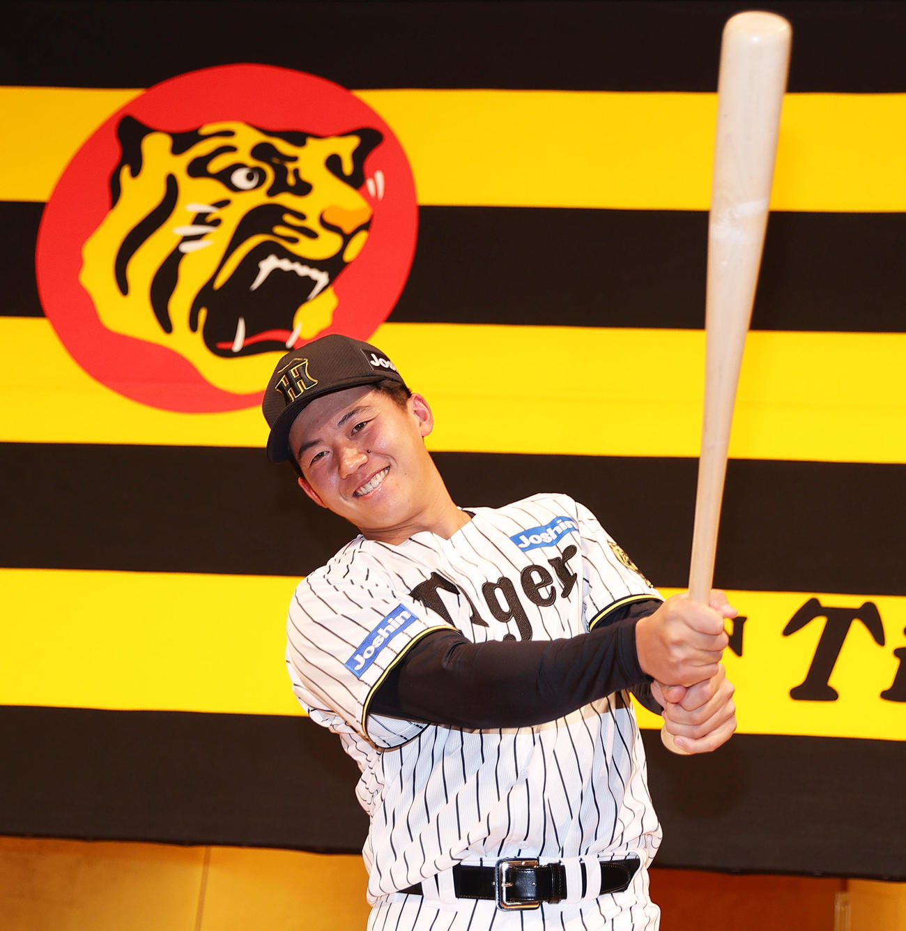 阪神新人入団会見でポーズをとる阪神ドラフト1位の立石（撮影・上山淳一）
