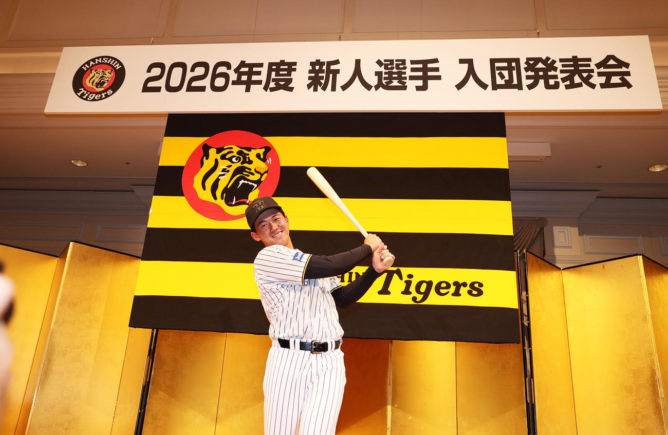 阪神新人入団会見でポーズをとる阪神ドラフト1位の立石（撮影・上山淳一）