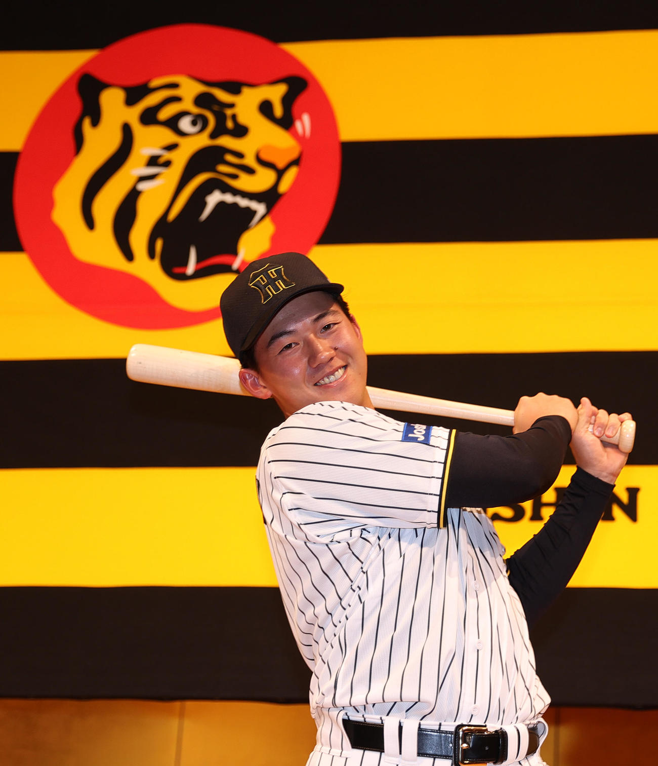 阪神新人入団会見でポーズをとる阪神ドラフト1位の立石（撮影・上山淳一）