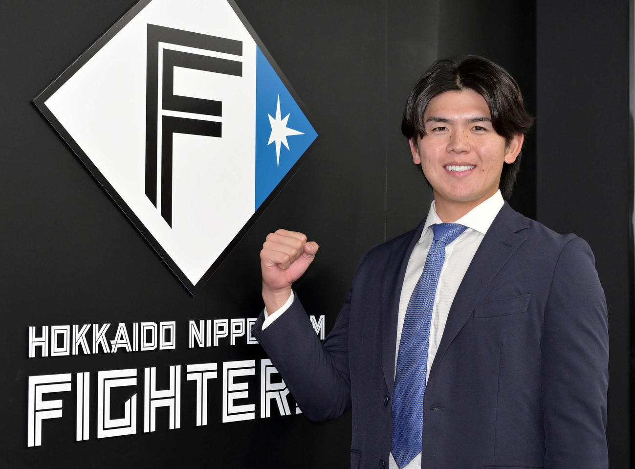契約更改を終えポーズを決める日本ハム清水優（撮影・滝沢徹郎）