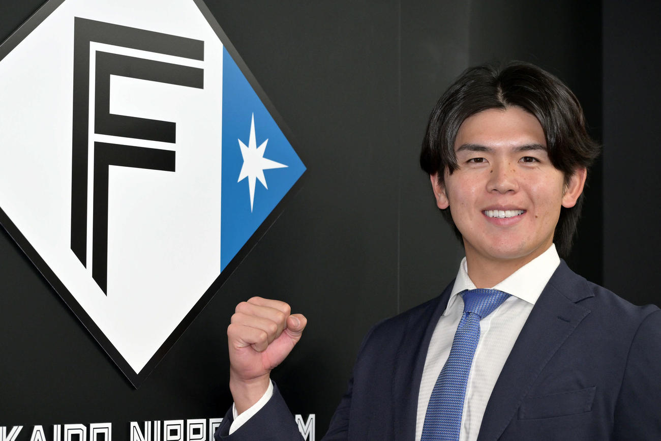 契約更改を終えポーズを決める日本ハム清水優（撮影・滝沢徹郎）