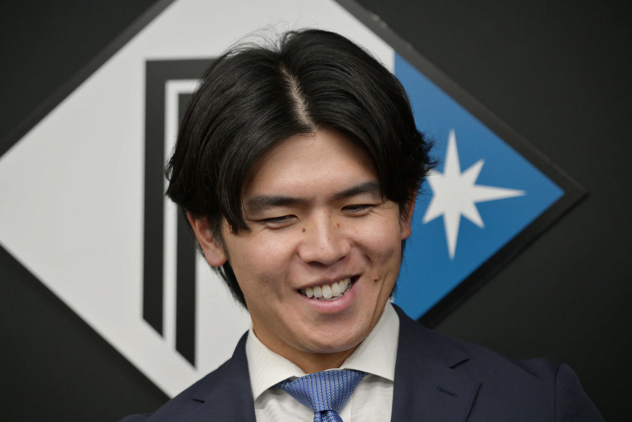 契約更改を終え来シーズンの抱負を語る日本ハム清水優（撮影・滝沢徹郎）