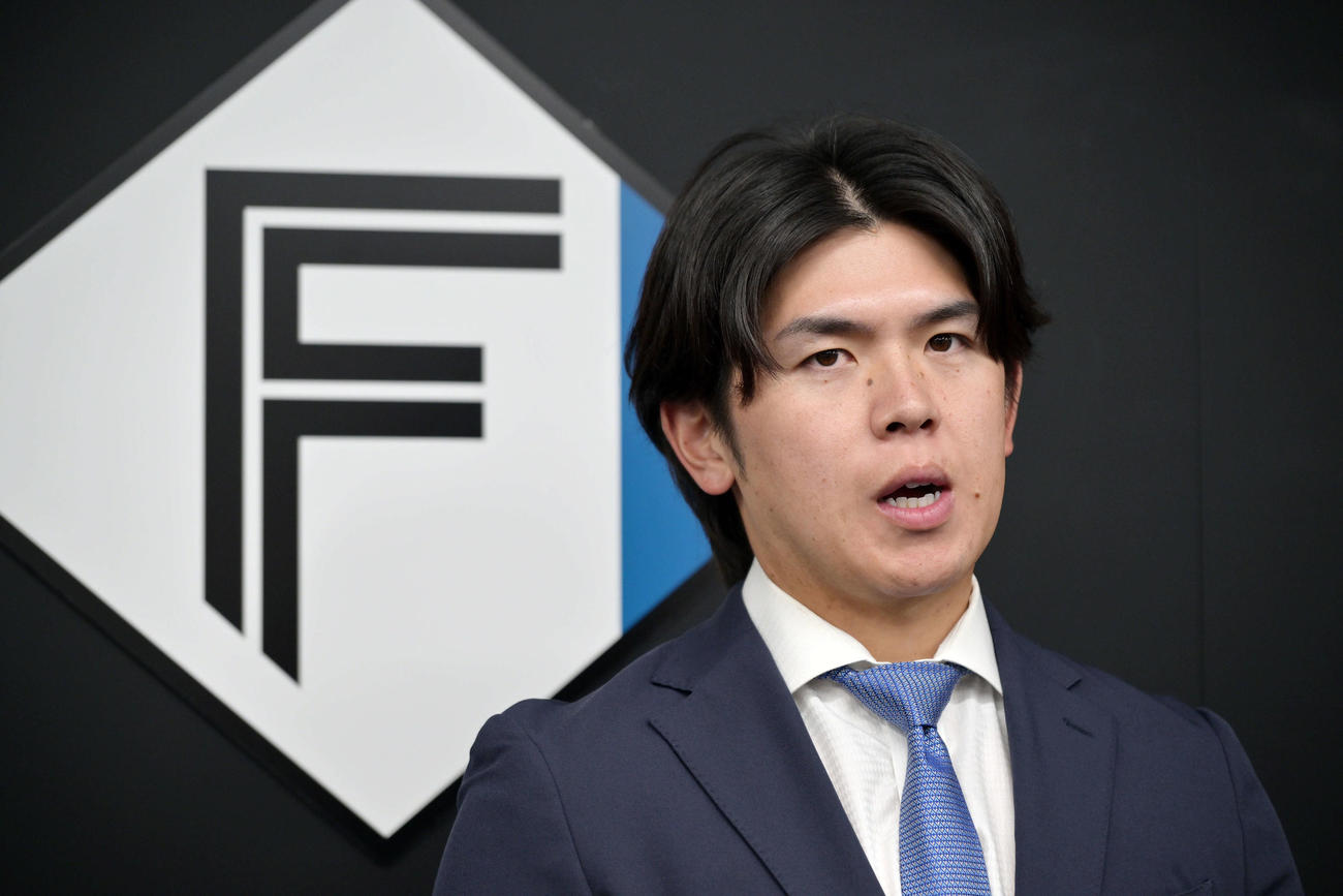 契約更改を終え来シーズンの抱負を語る日本ハム清水優（撮影・滝沢徹郎）