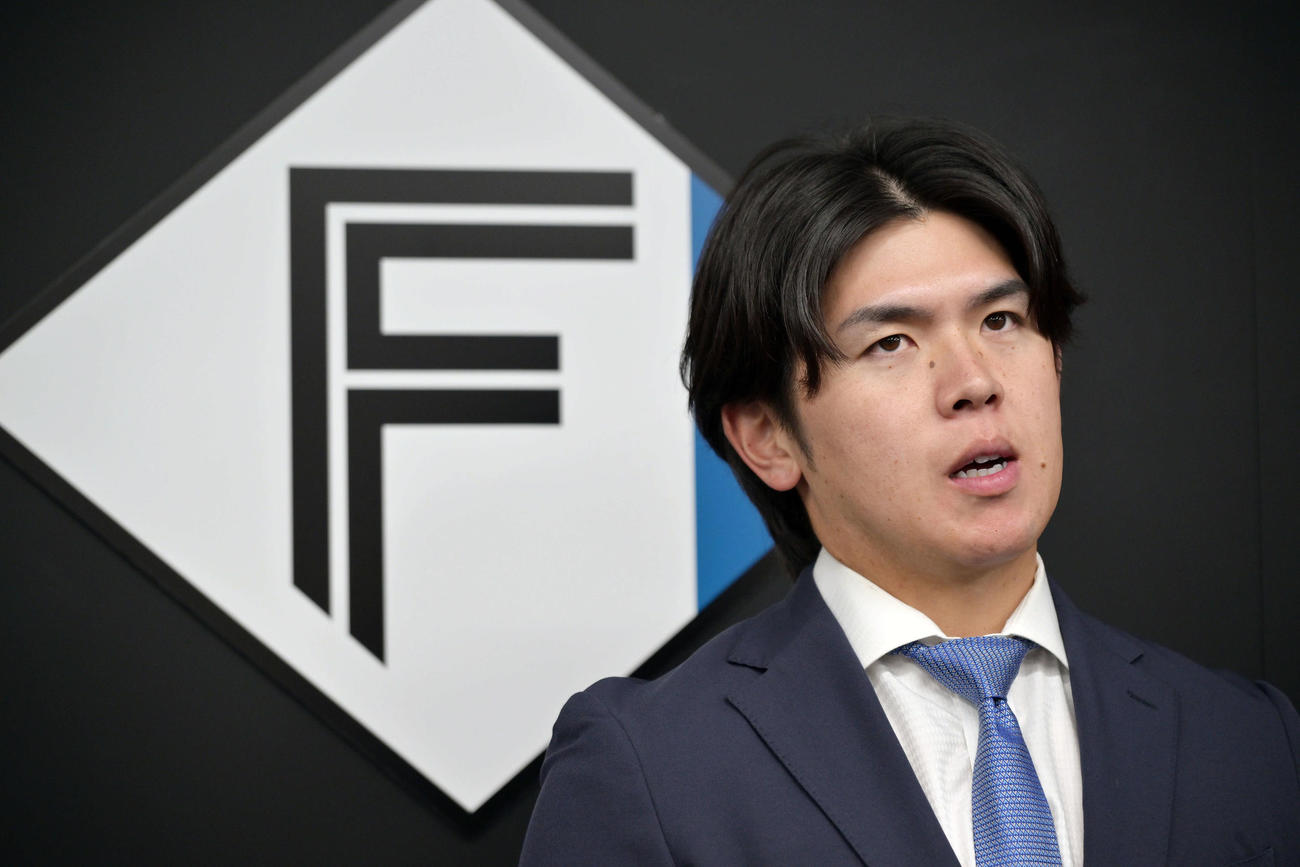 契約更改を終え来シーズンの抱負を語る日本ハム清水優（撮影・滝沢徹郎）