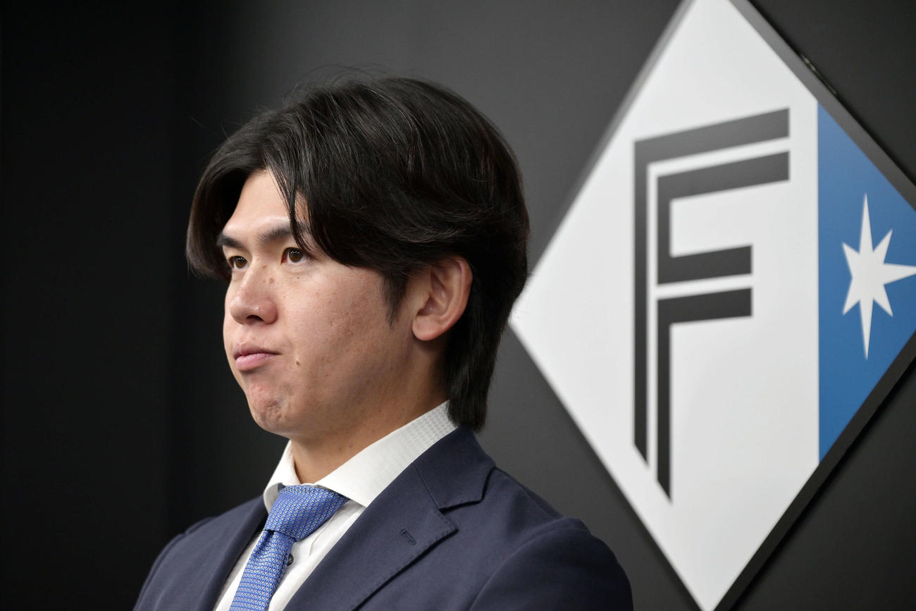 契約更改を終え来シーズンの抱負を語る日本ハム清水優（撮影・滝沢徹郎）