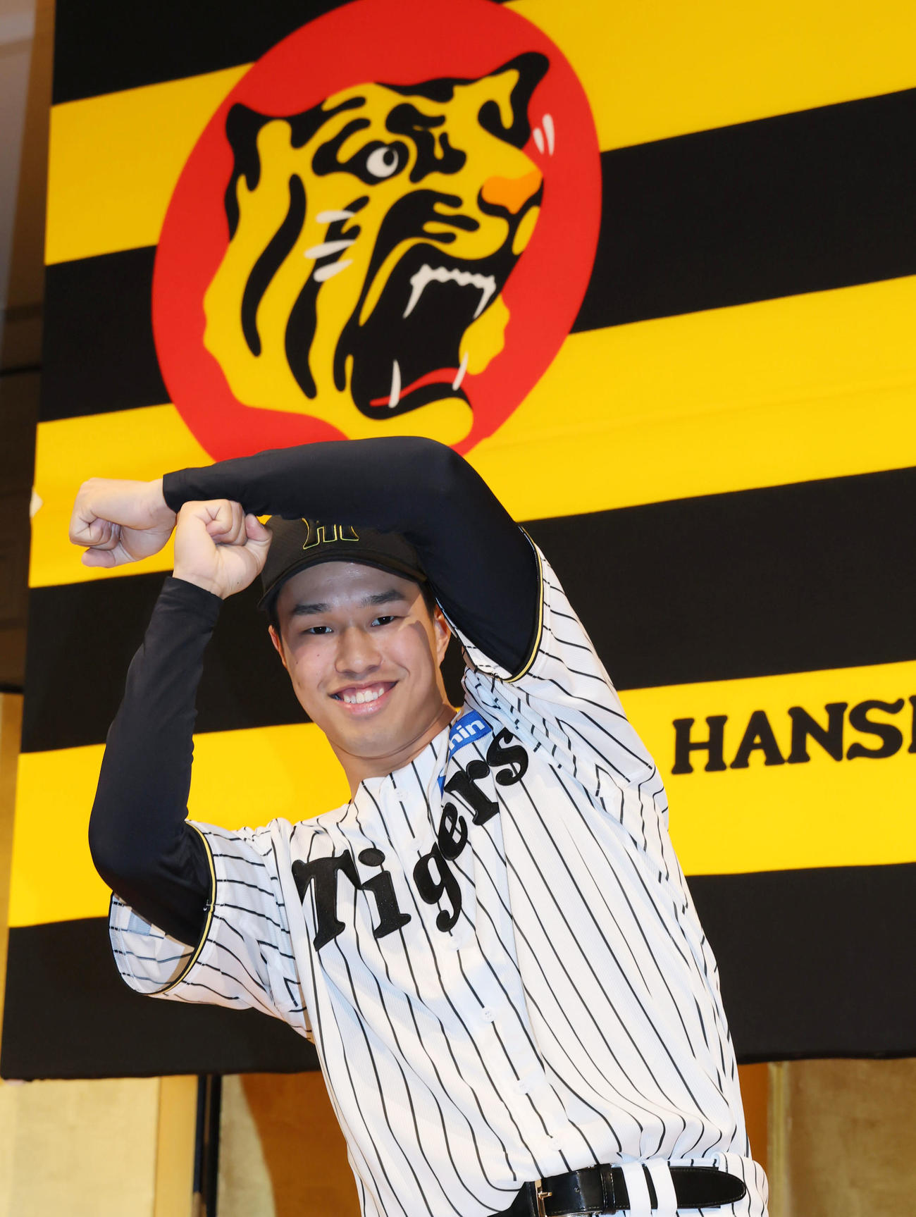 阪神の新人選手入団発表会が行われ「Tポーズ」を披露する岡城（撮影・加藤哉）