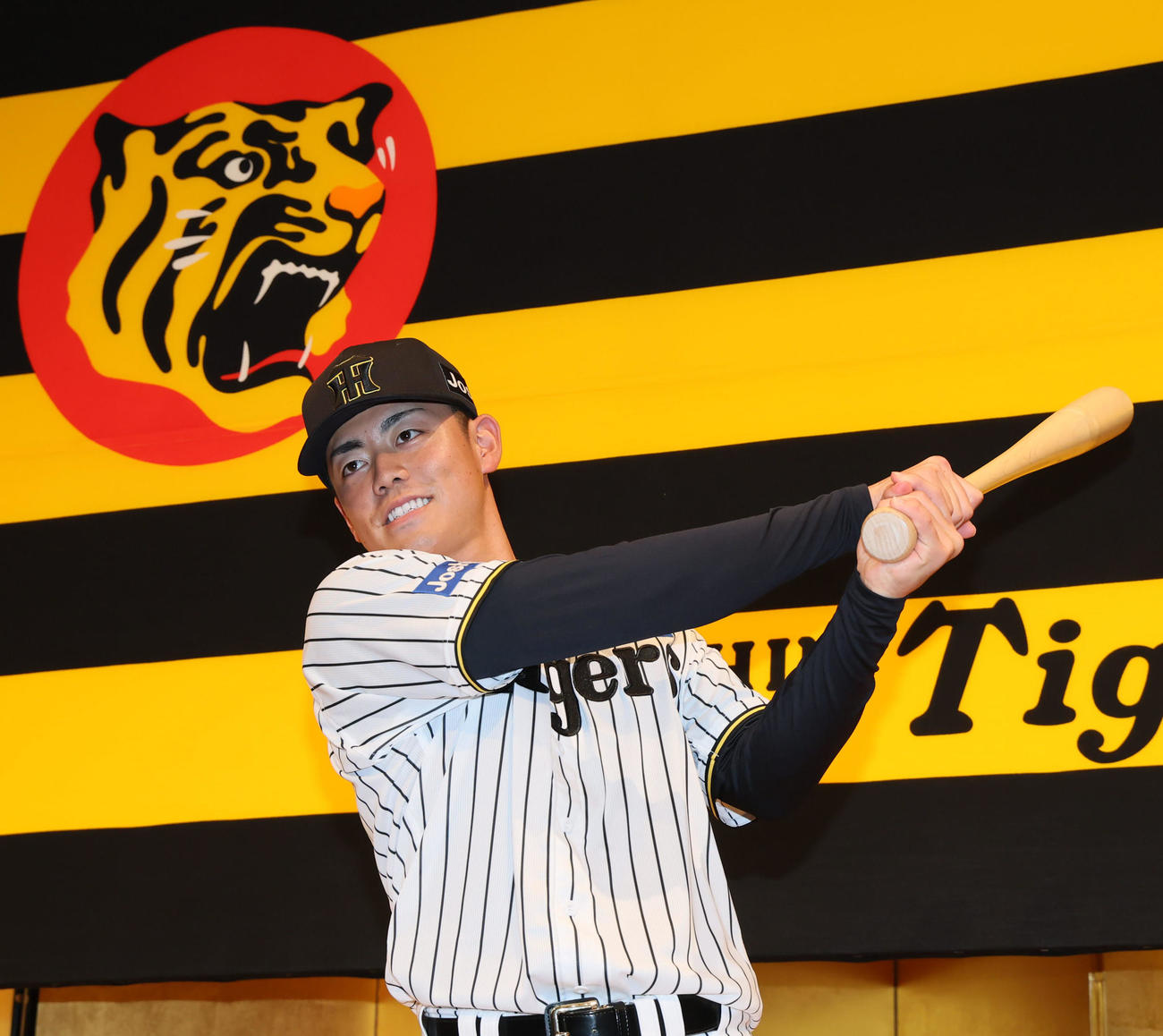 阪神の新人選手入団発表会が行われバットを手にポーズを決める谷端（撮影・加藤哉）