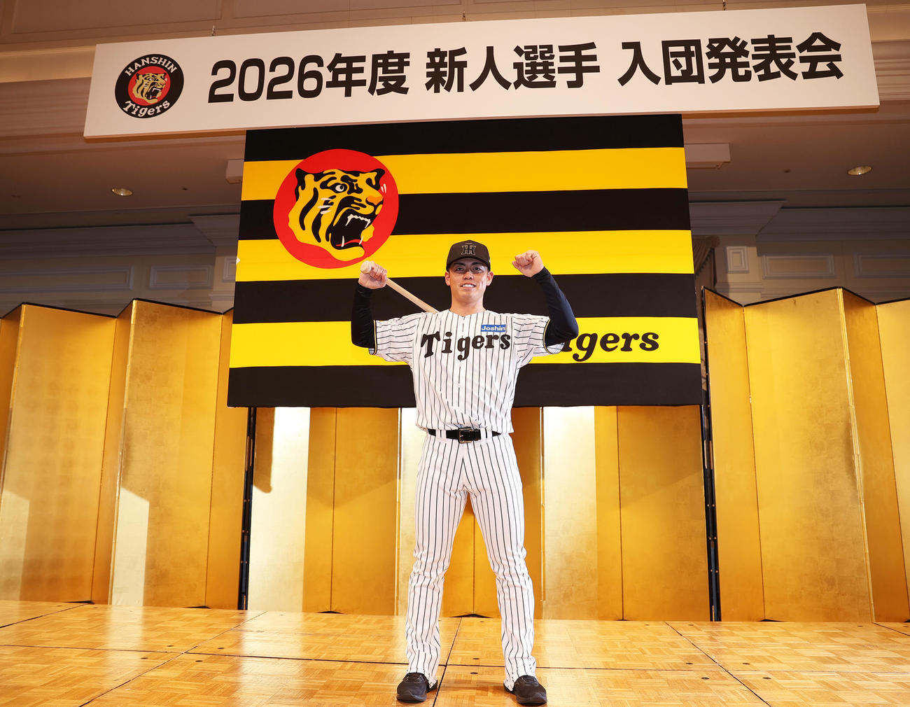 阪神新人入団会見でポーズをとる阪神ドラフト2位の谷端（撮影・上山淳一）