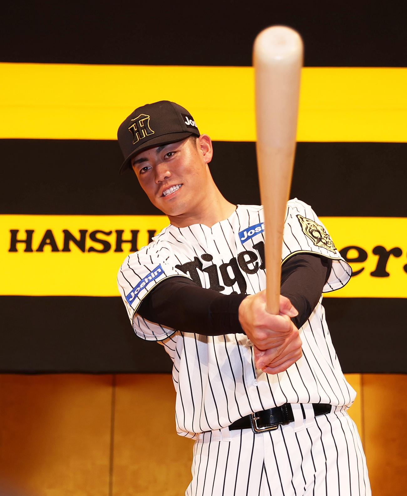 阪神新人入団会見でポーズをとる阪神ドラフト2位の谷端（撮影・上山淳一）
