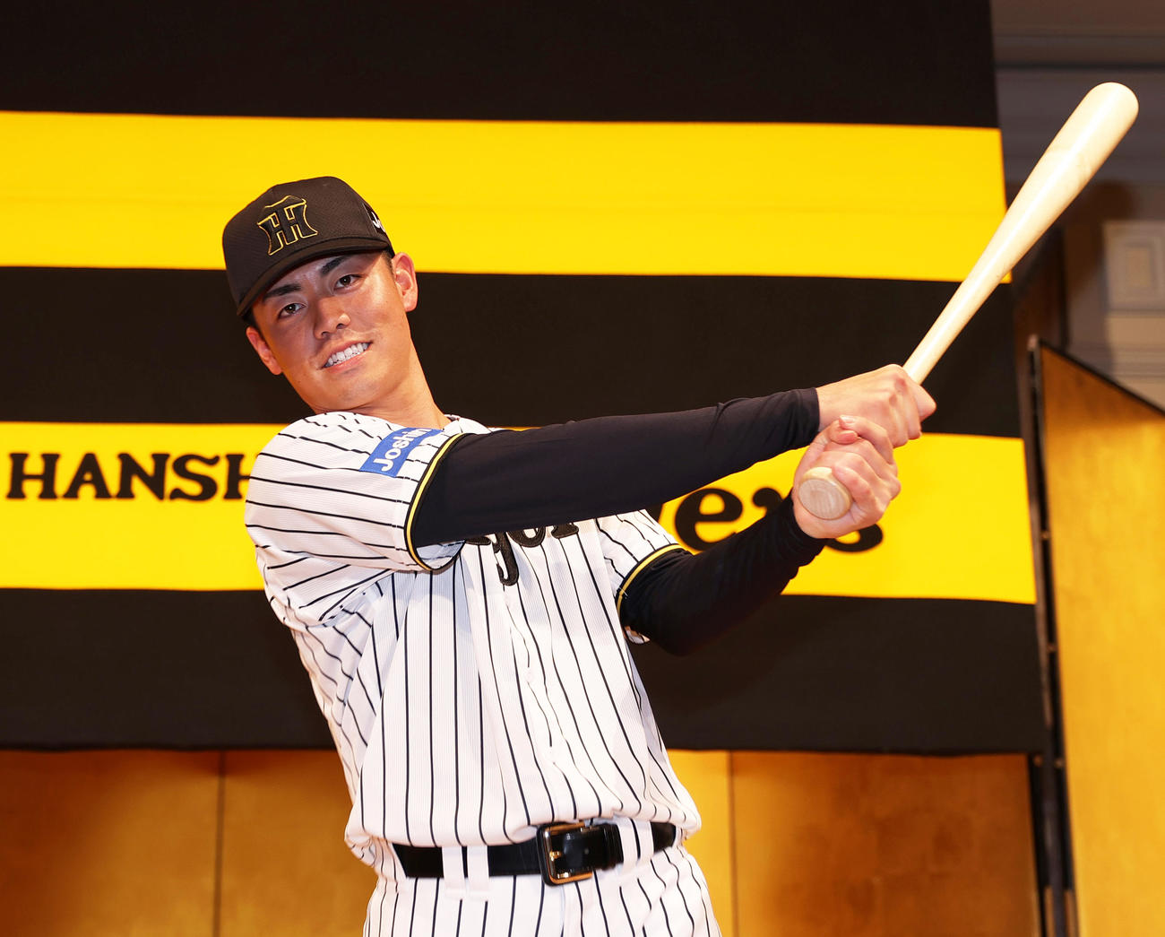 阪神新人入団会見でポーズをとる阪神ドラフト2位の谷端（撮影・上山淳一）