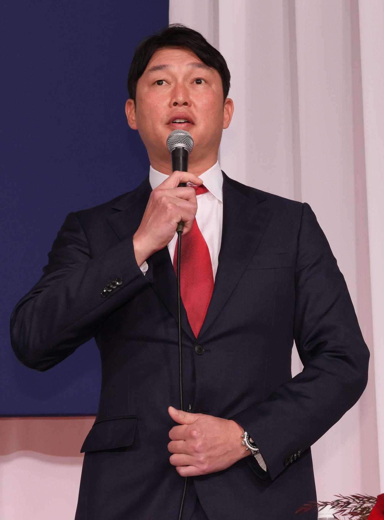 あいさつする新井監督（撮影・加藤孝規）