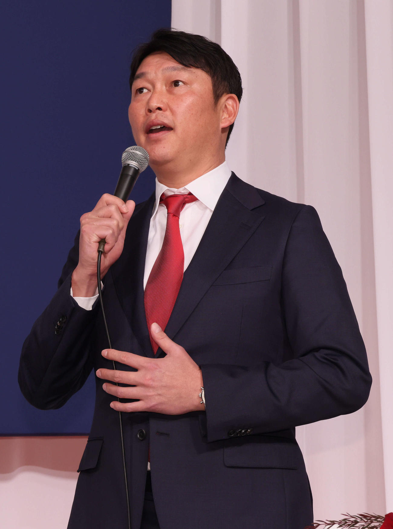 あいさつする新井監督（撮影・加藤孝規）