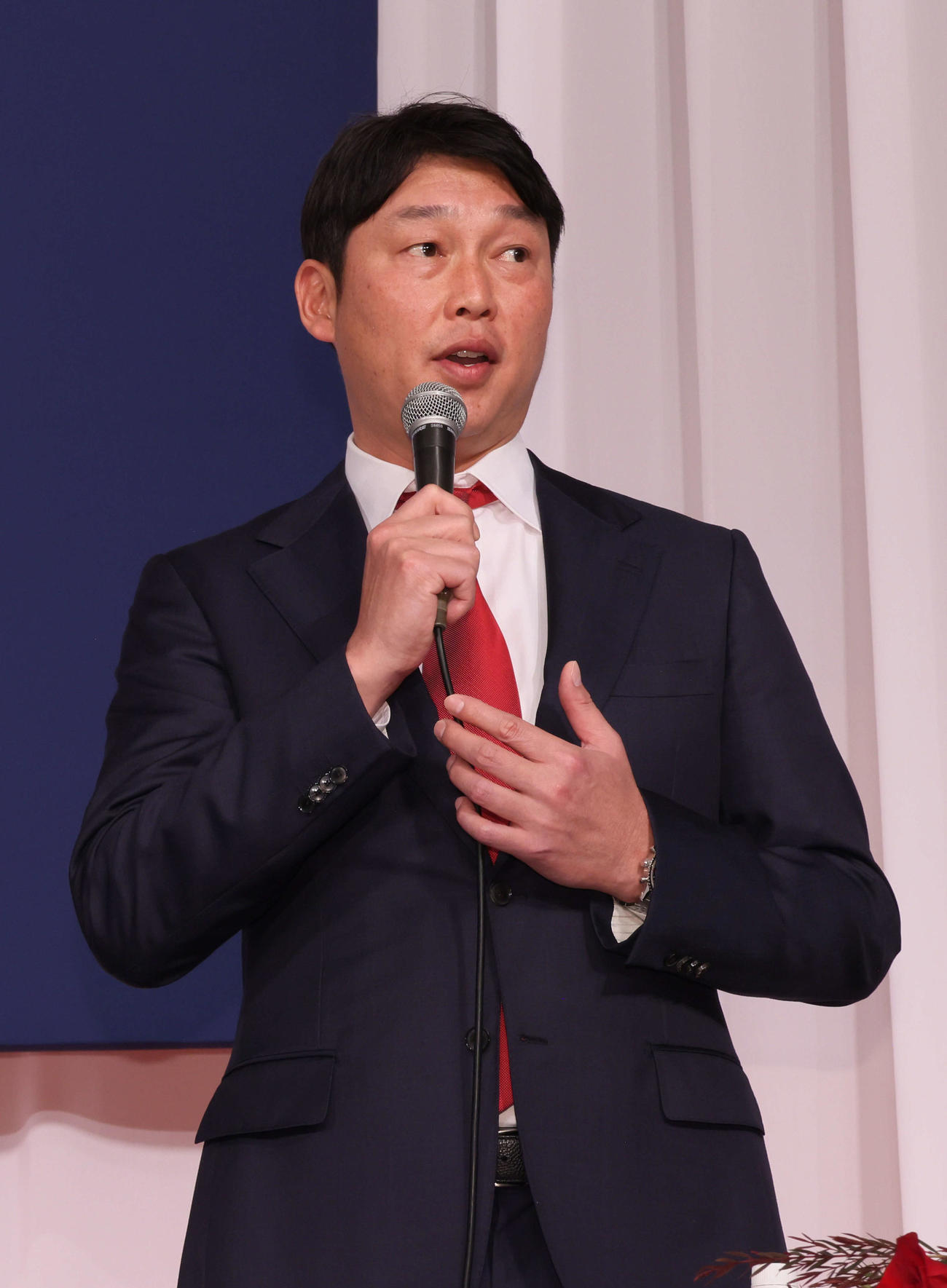 あいさつする新井監督（撮影・加藤孝規）
