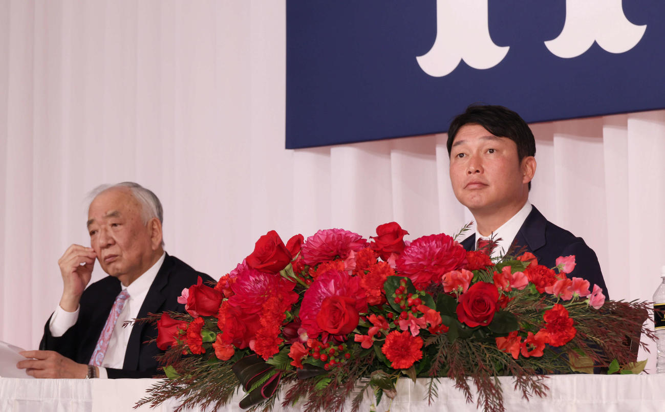 広島新入団選手発表会見　新井監督（右）と松田オーナー（撮影・加藤孝規）