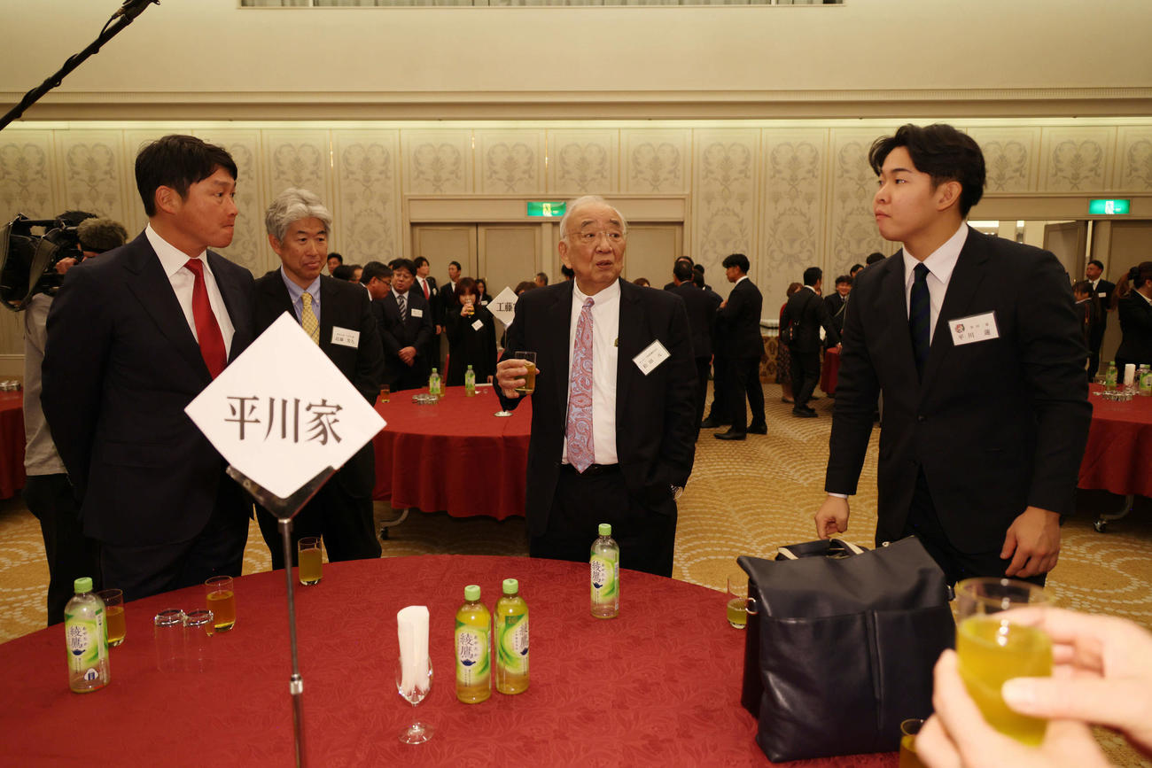 新入団選手発表会見後の歓迎昼食会で松田オーナー（中央）、新井監督（左）と懇談するドラフト1位の平川（撮影・加藤孝規）