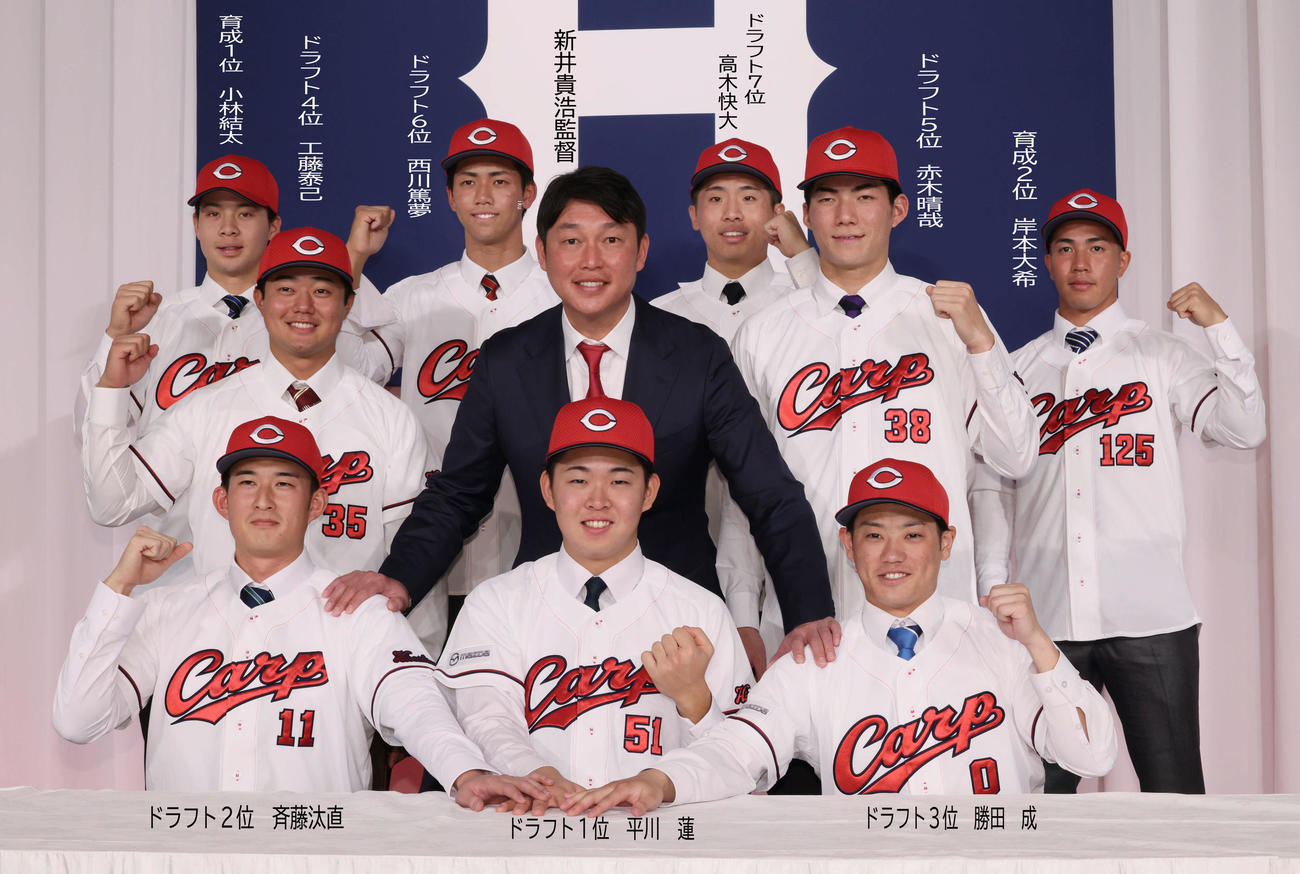 前列左からドラフト2位の斉藤汰、1位の平川、3位の勝田、2列目左から4位の工藤、新井監督、5位の赤木、3列目左から育成1位の小林、6位の西川、7位の高木快、育成2位の岸本（撮影・加藤孝規）