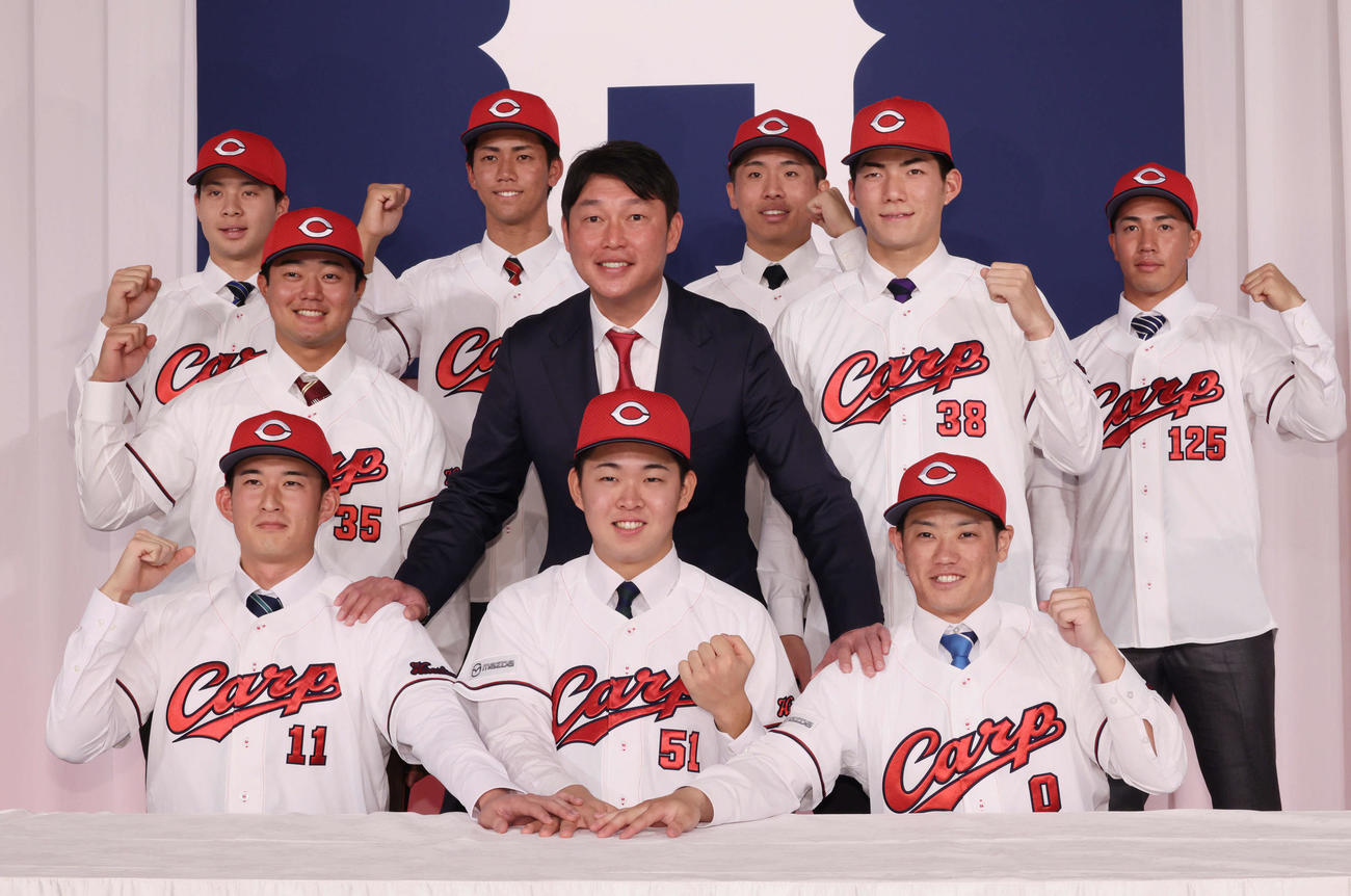 前列左からドラフト2位の斉藤汰、1位の平川、3位の勝田、2列目左から4位の工藤、新井監督、5位の赤木、3列目左から育成1位の小林、6位の西川、7位の高木快、育成2位の岸本（撮影・加藤孝規）