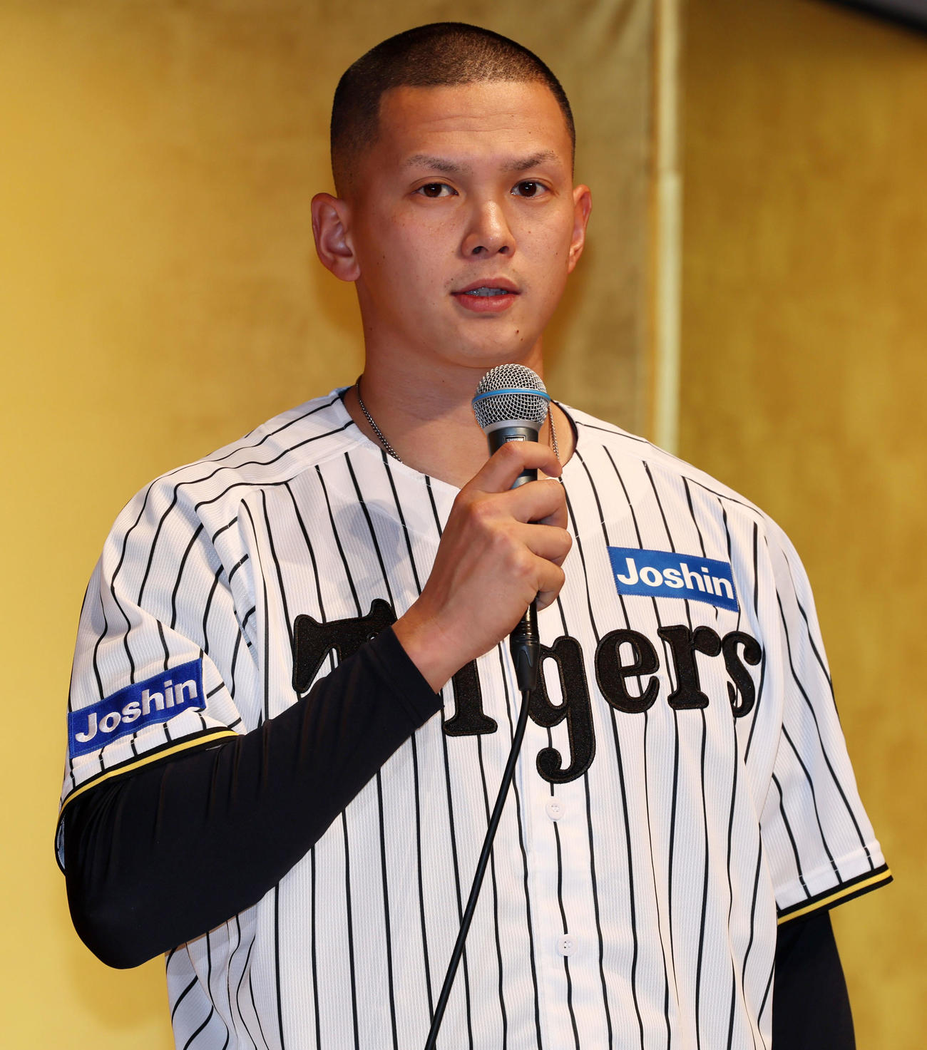 阪神の新人選手入団発表会が行われ会見であいさつする能登（撮影・加藤哉）