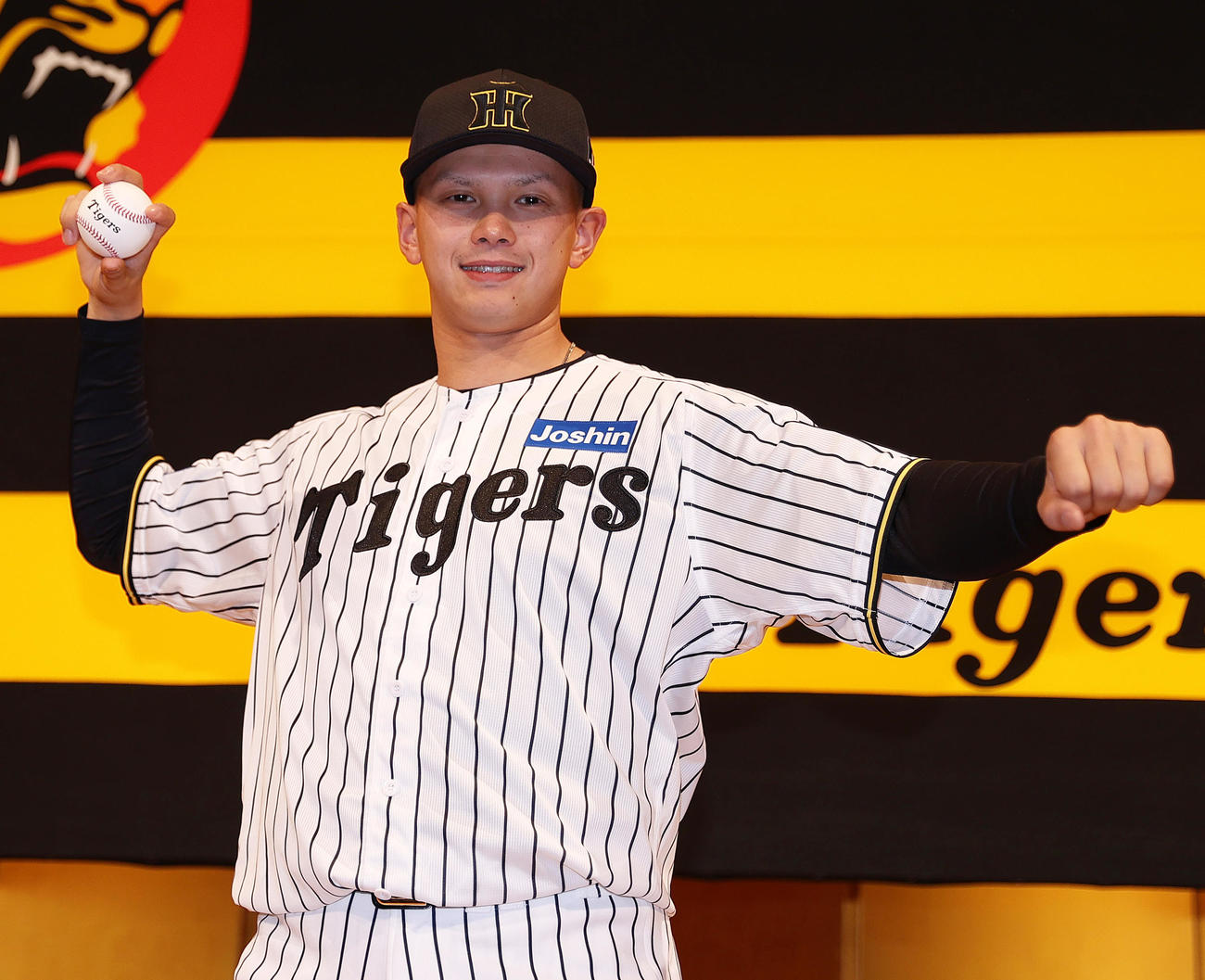 阪神新人入団会見でポーズをとるドラフト5位の能登（撮影・上山淳一）