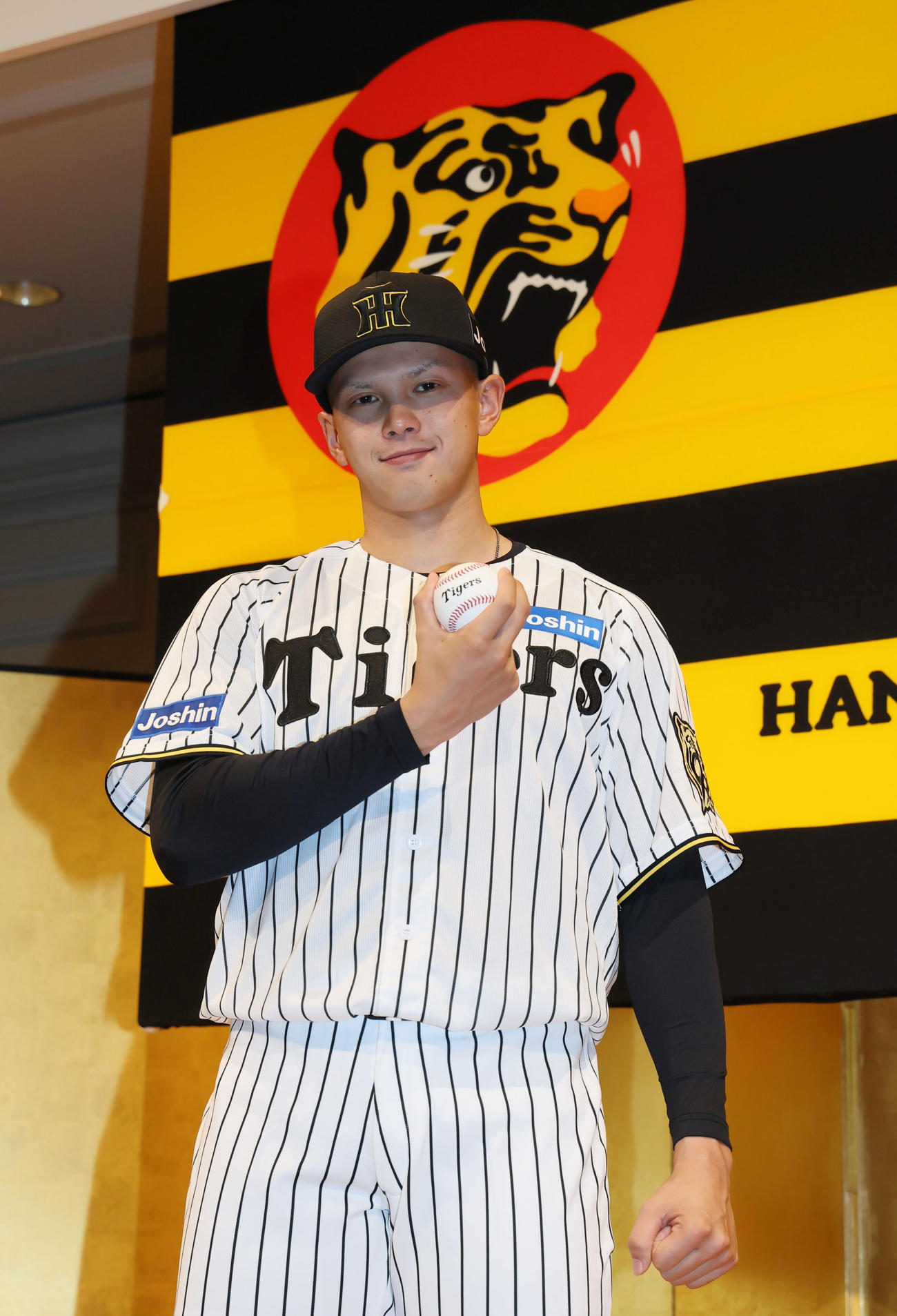 阪神の新人選手入団発表会が行われボールを手にポーズを決める能登（撮影・加藤哉）