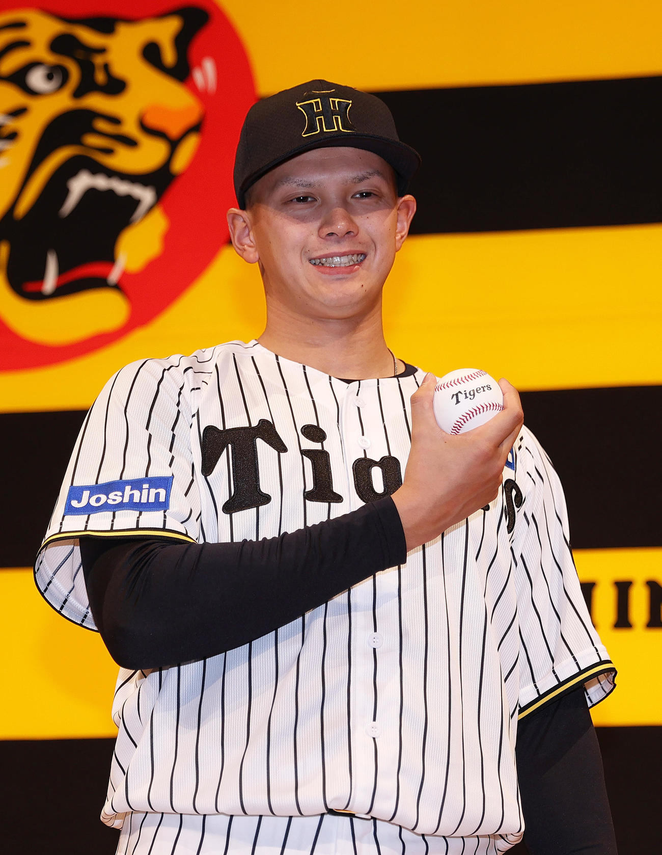 阪神新人入団会見でポーズをとるドラフト5位の能登（撮影・上山淳一）