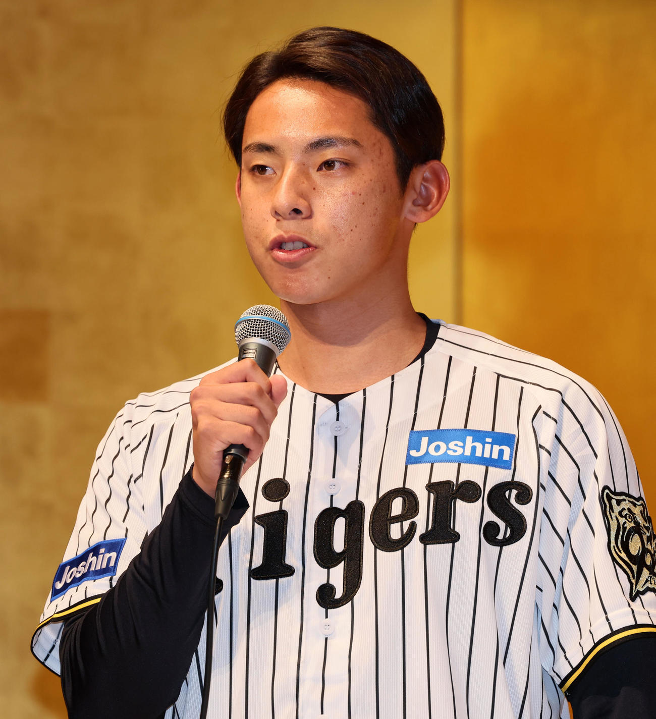阪神の新人選手入団発表会が行われ会見であいさつする神宮（撮影・加藤哉）