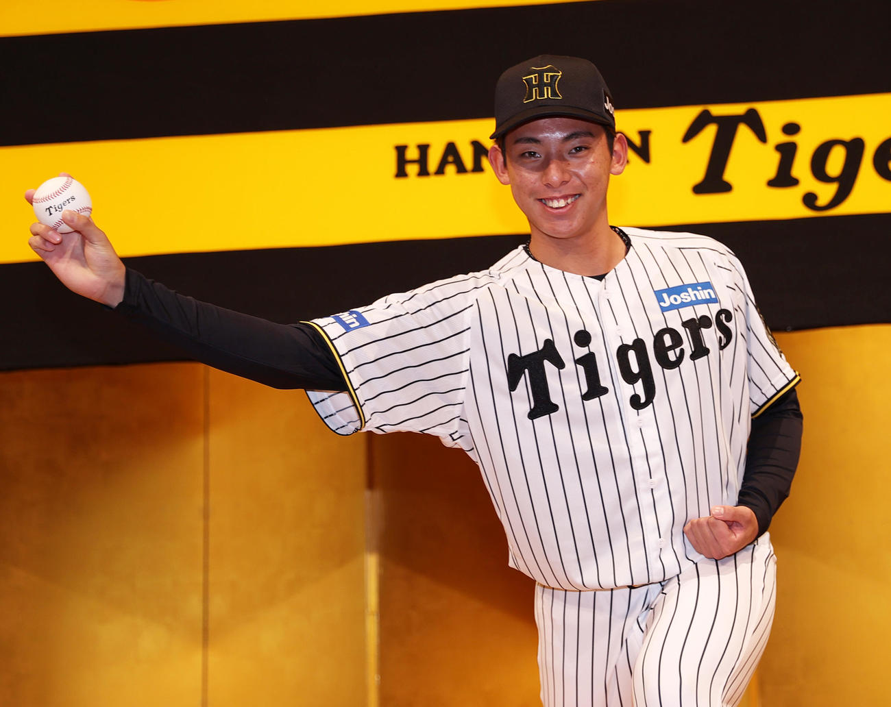 阪神新人入団会見でポーズをとるドラフト育成1位の神宮（撮影・上山淳一）