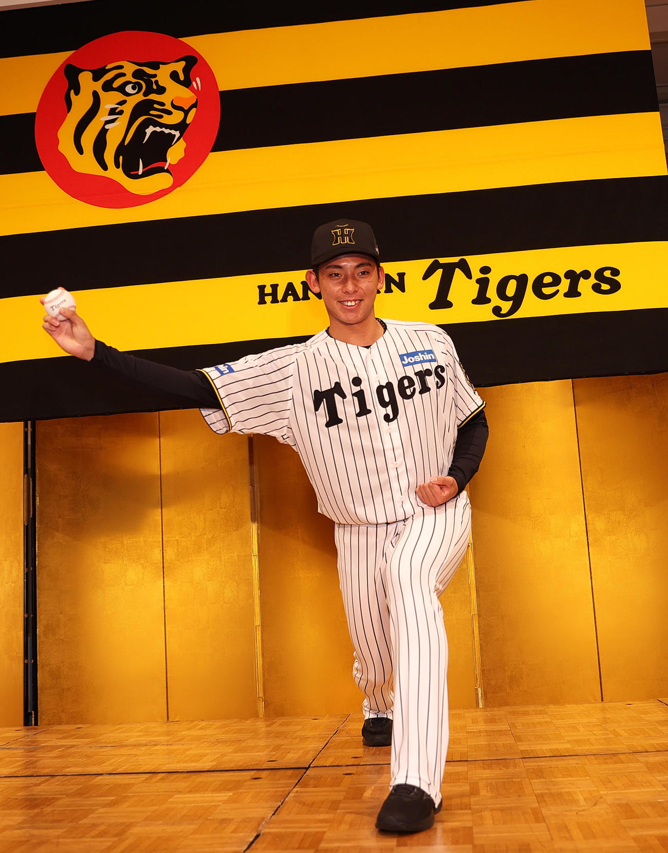阪神新人入団会見でポーズをとるドラフト育成1位の神宮（撮影・上山淳一）