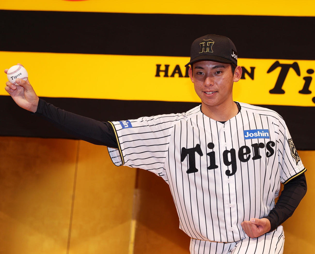 阪神新人入団会見でポーズをとるドラフト育成1位の神宮（撮影・上山淳一）