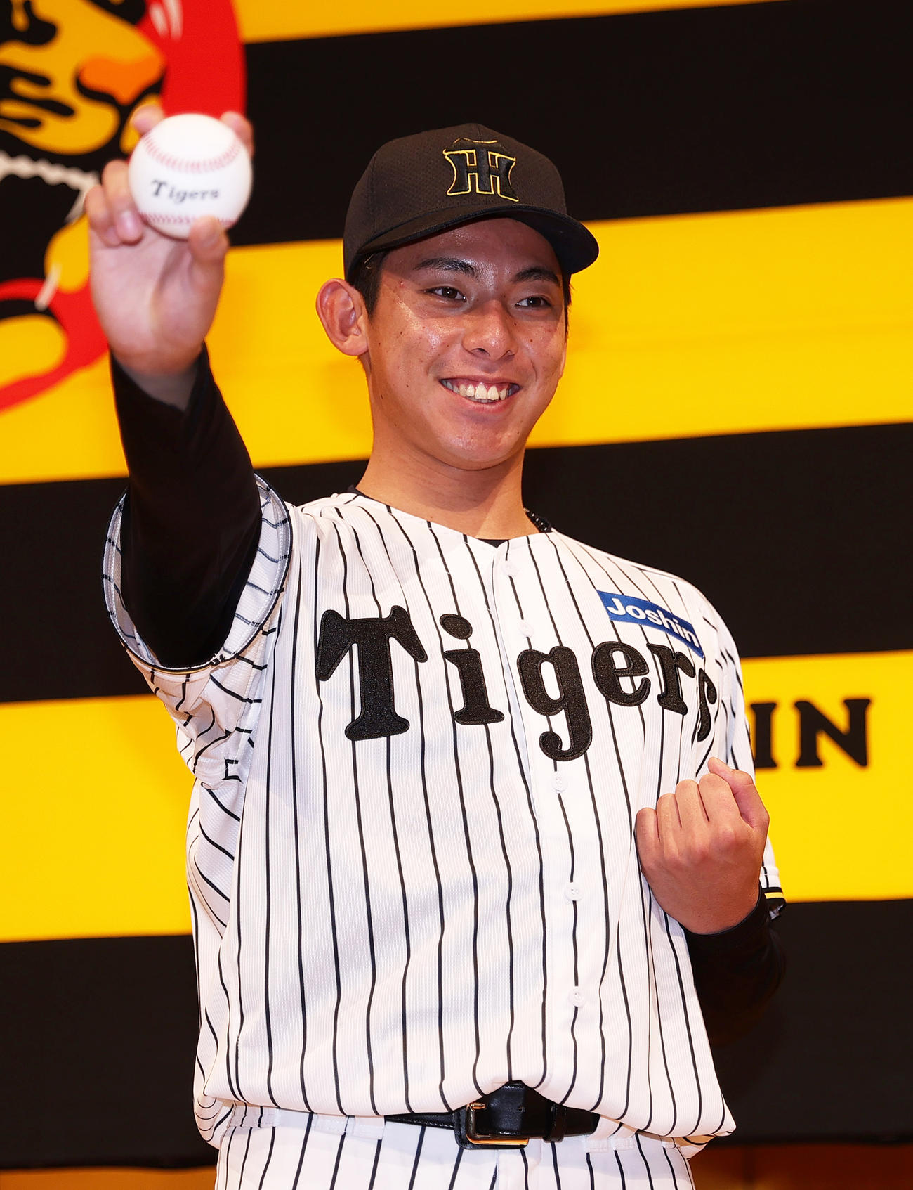 阪神新人入団会見でポーズをとるドラフト育成1位の神宮（撮影・上山淳一）
