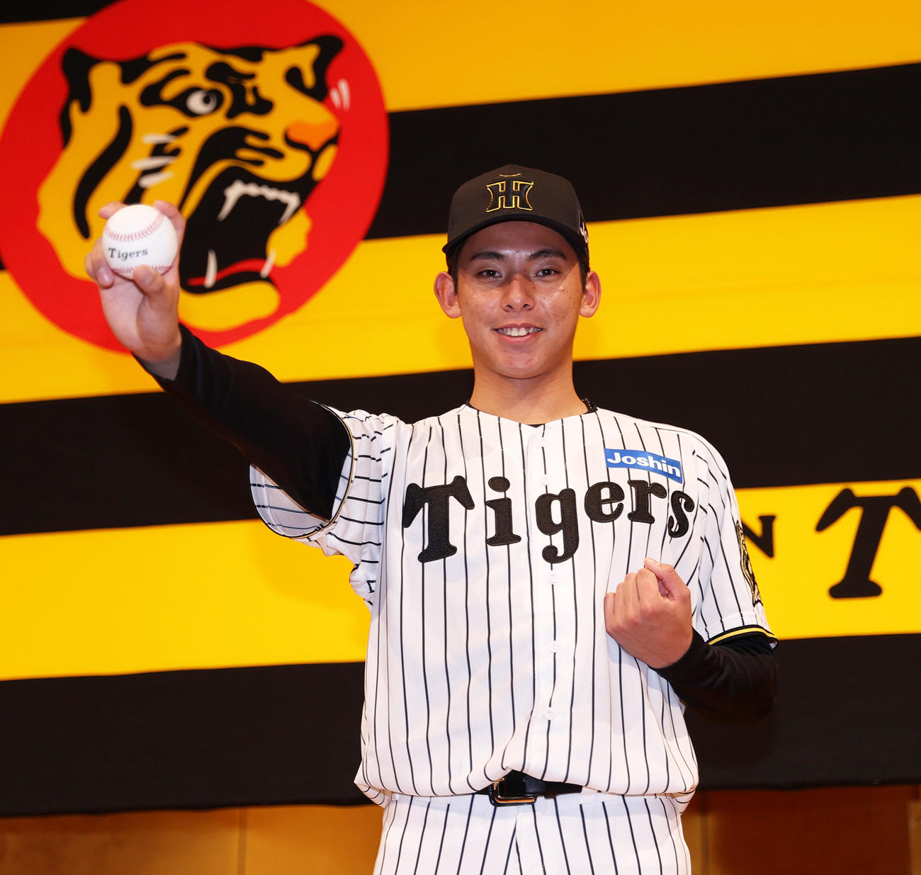 阪神新人入団会見でポーズをとるドラフト育成1位の神宮（撮影・上山淳一）