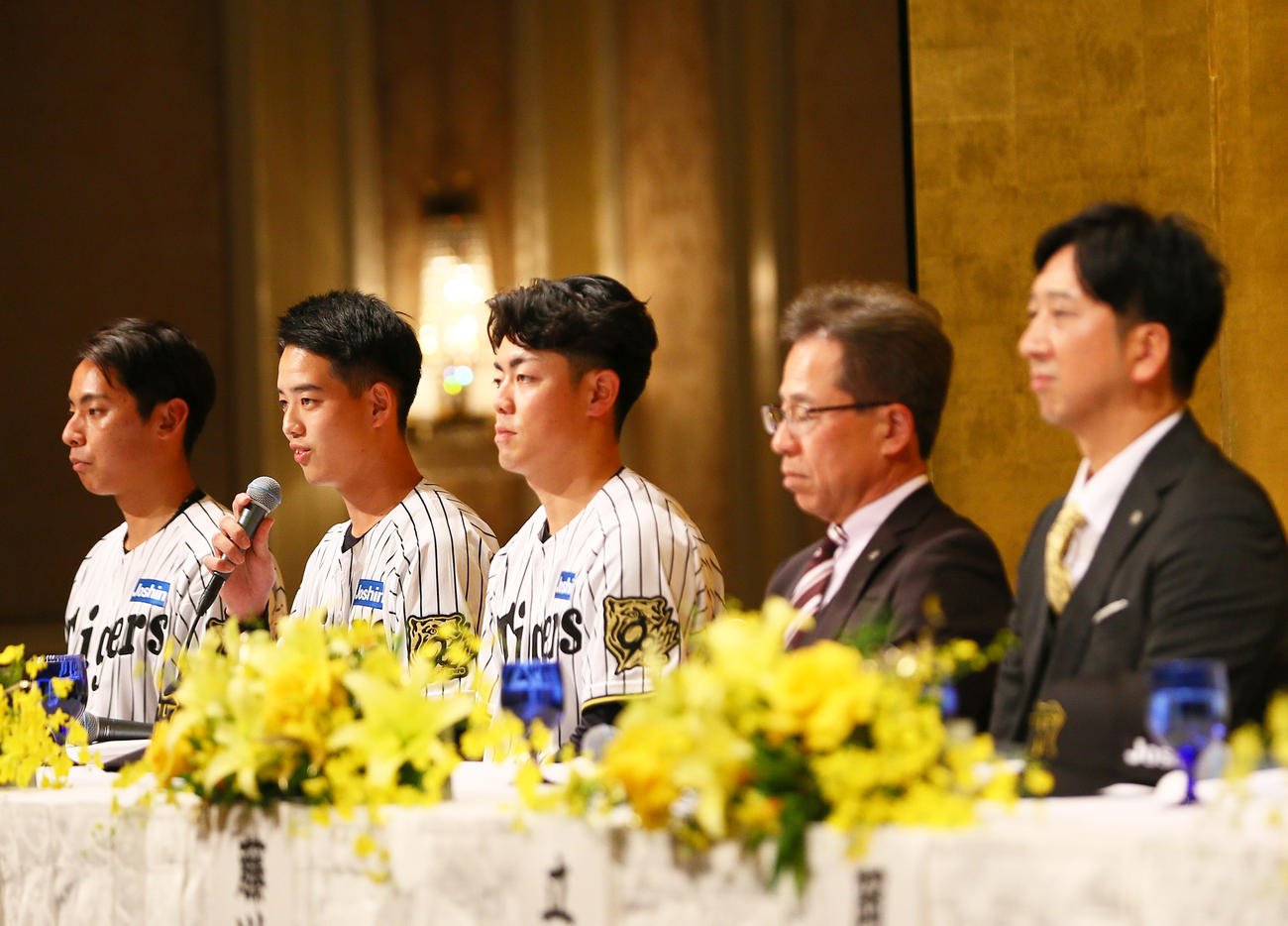 阪神新人入団会見であいさつするドラフト4位の早瀬（左から2人目）。左から神宮、一人おいて谷端、粟井社長、藤川監督（撮影・上山淳一）