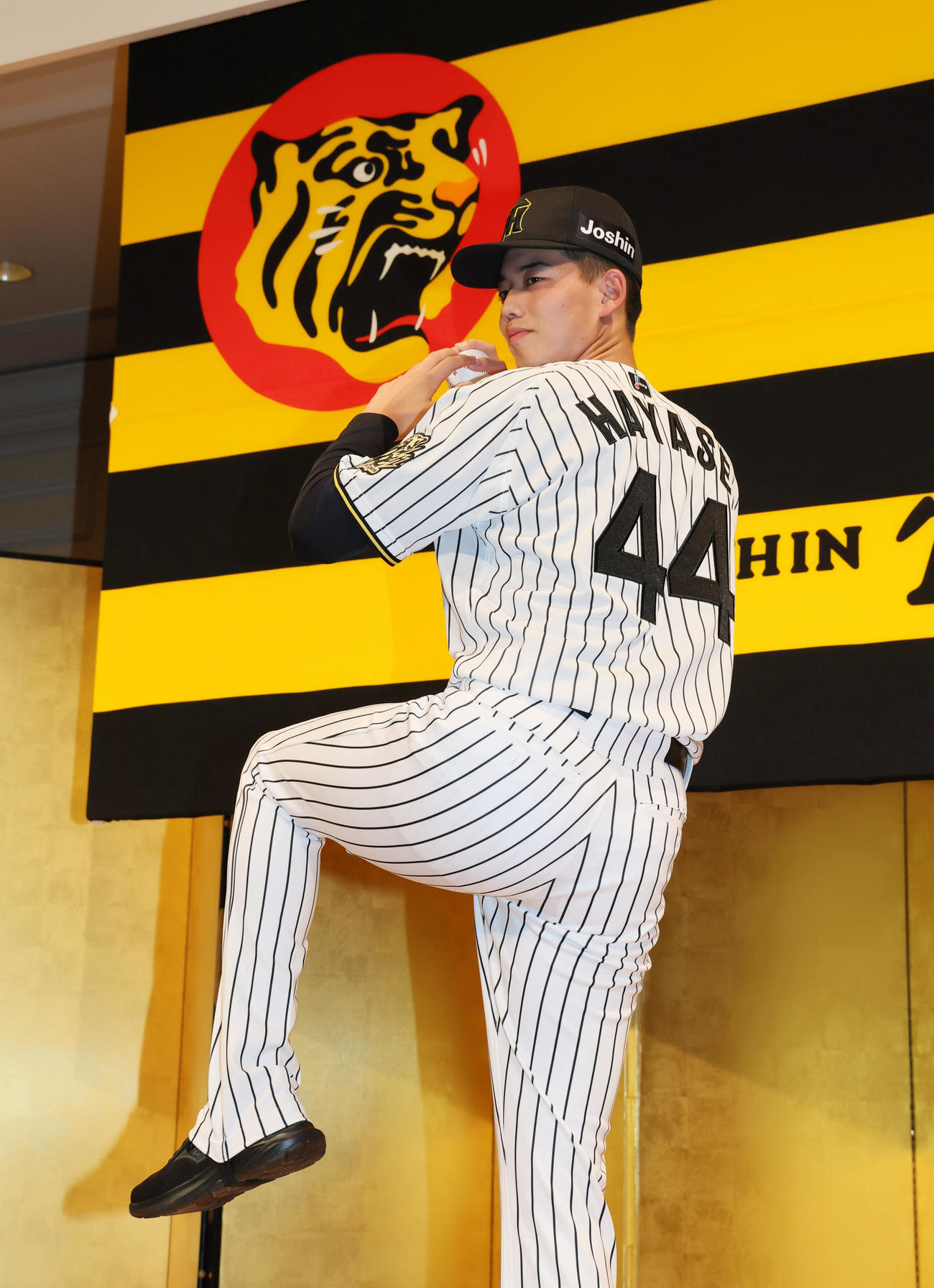 阪神の新人選手入団発表会が行われ投球フォームを見せる早瀬（撮影・加藤哉）