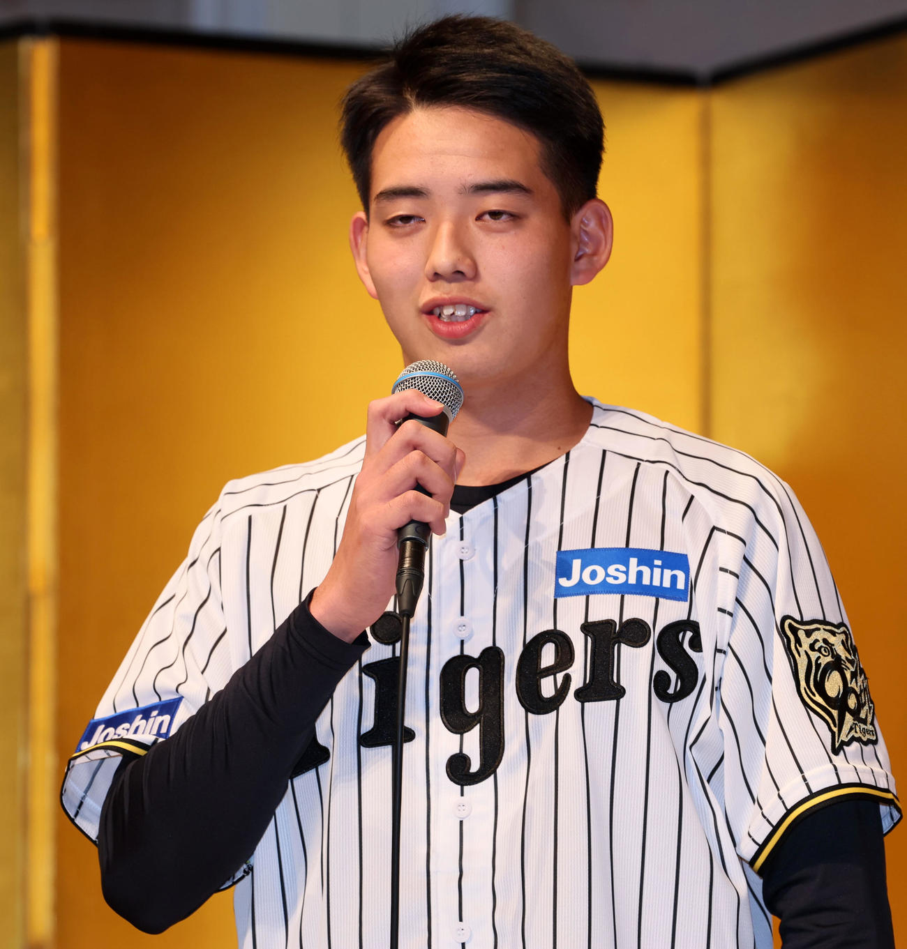 阪神の新人選手入団発表会が行われ会見であいさつする早瀬（撮影・加藤哉）