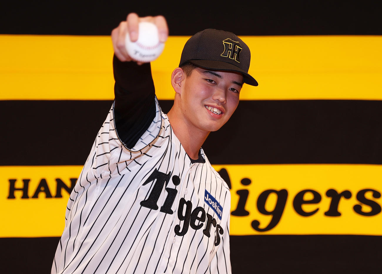 阪神新人入団会見でポーズをとるドラフト4位の早瀬（撮影・上山淳一）