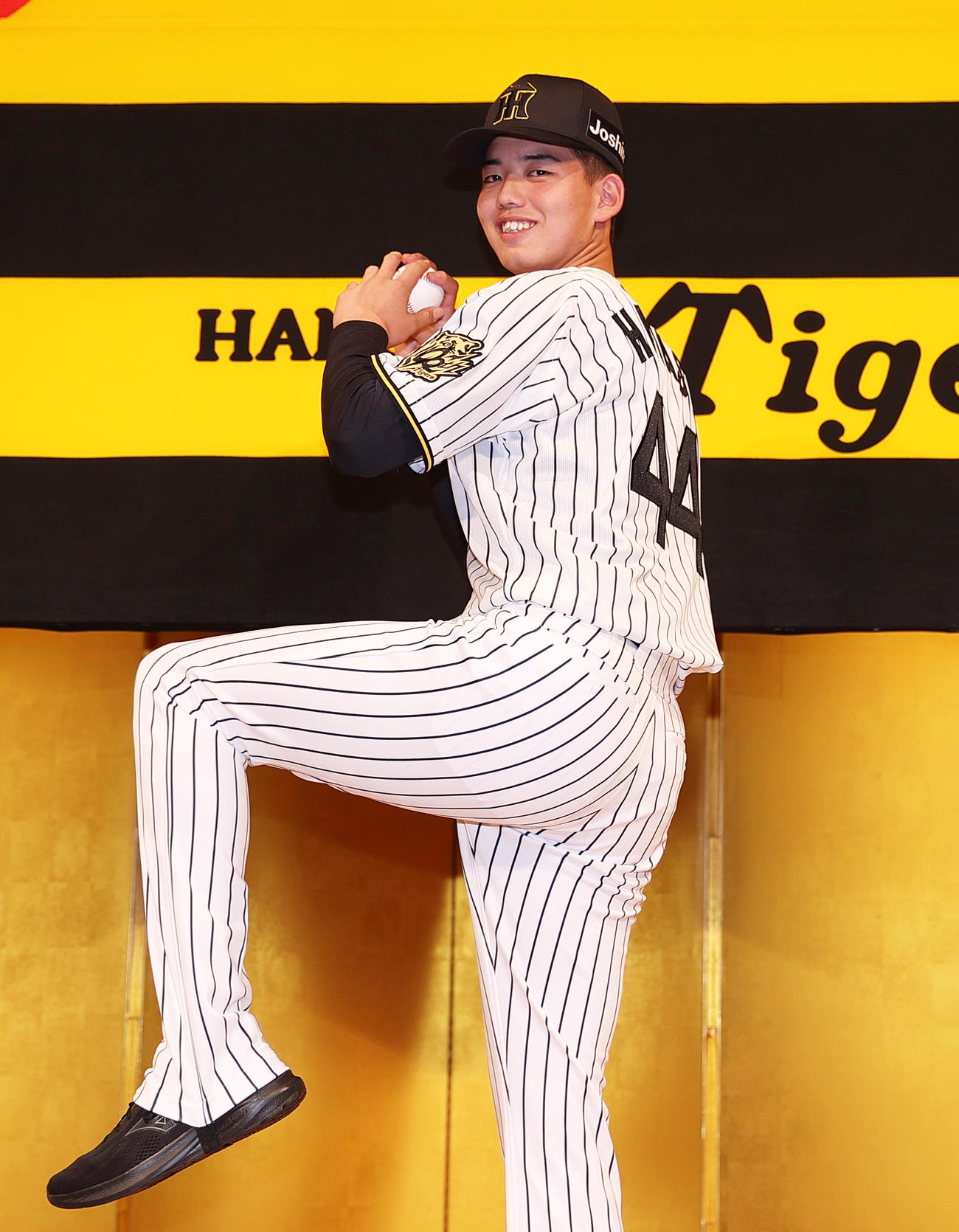阪神新人入団会見でポーズをとるドラフト4位の早瀬（撮影・上山淳一）