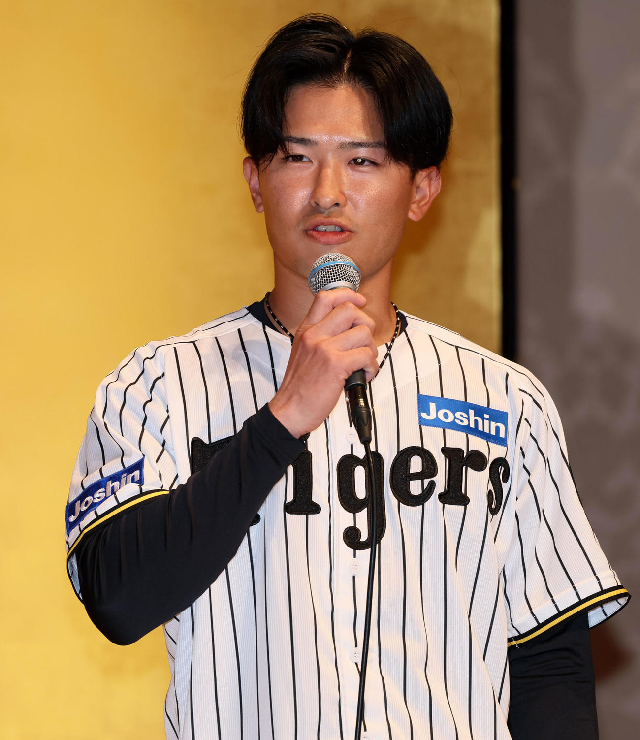 阪神の新人選手入団発表会が行われ会見であいさつする山崎（撮影・加藤哉）