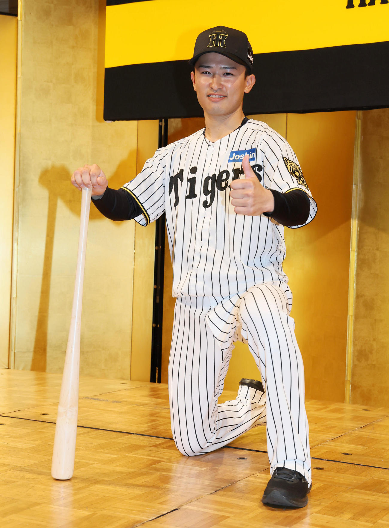 阪神の新人選手入団発表会が行われポーズを決める山崎（撮影・加藤哉）