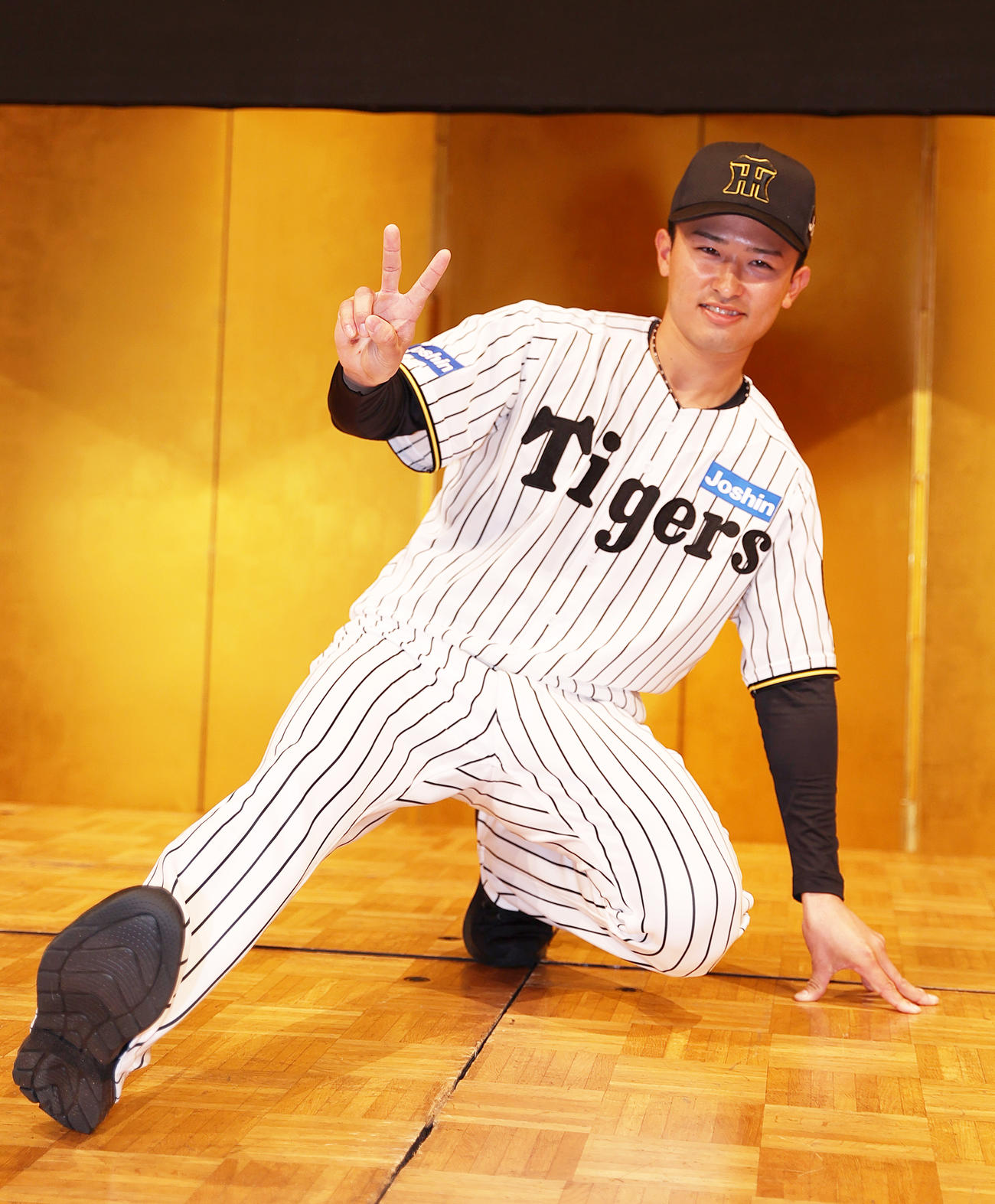阪神新人入団会見でポーズをとるドラフト育成2位の山崎（撮影・上山淳一）