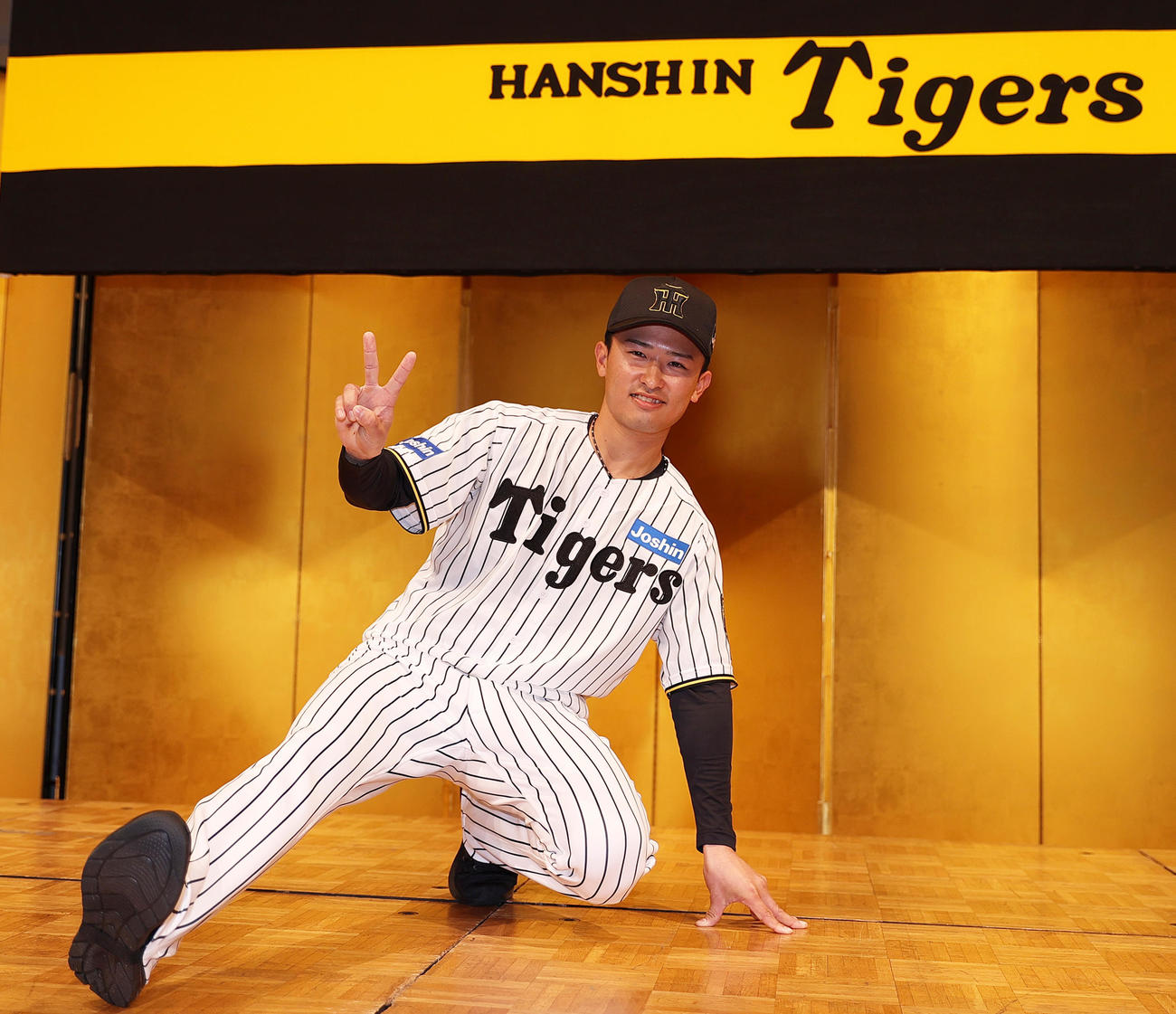 阪神新人入団会見でポーズをとるドラフト育成2位の山崎（撮影・上山淳一）