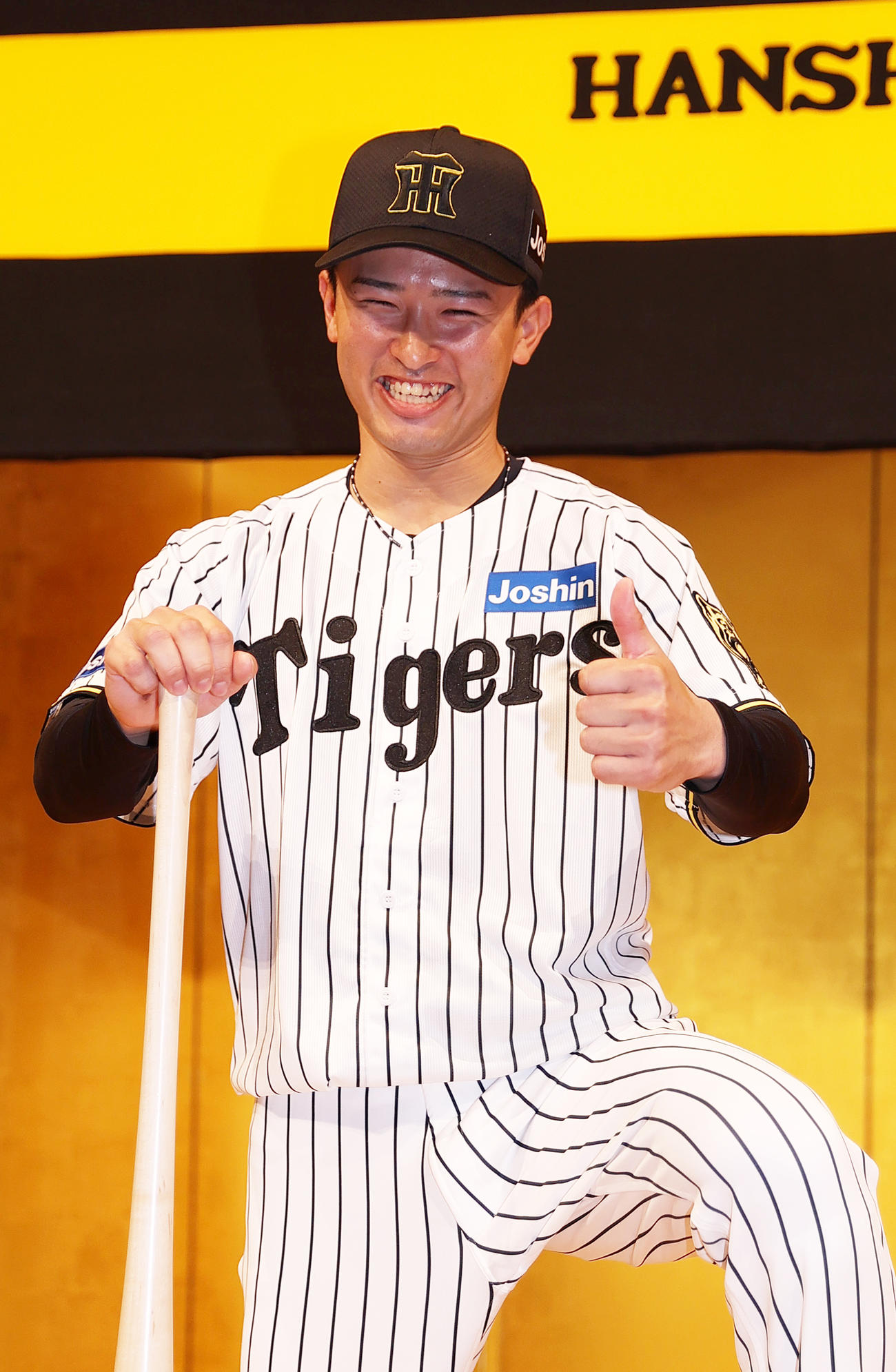 阪神新人入団会見でポーズをとるドラフト育成2位の山崎（撮影・上山淳一）