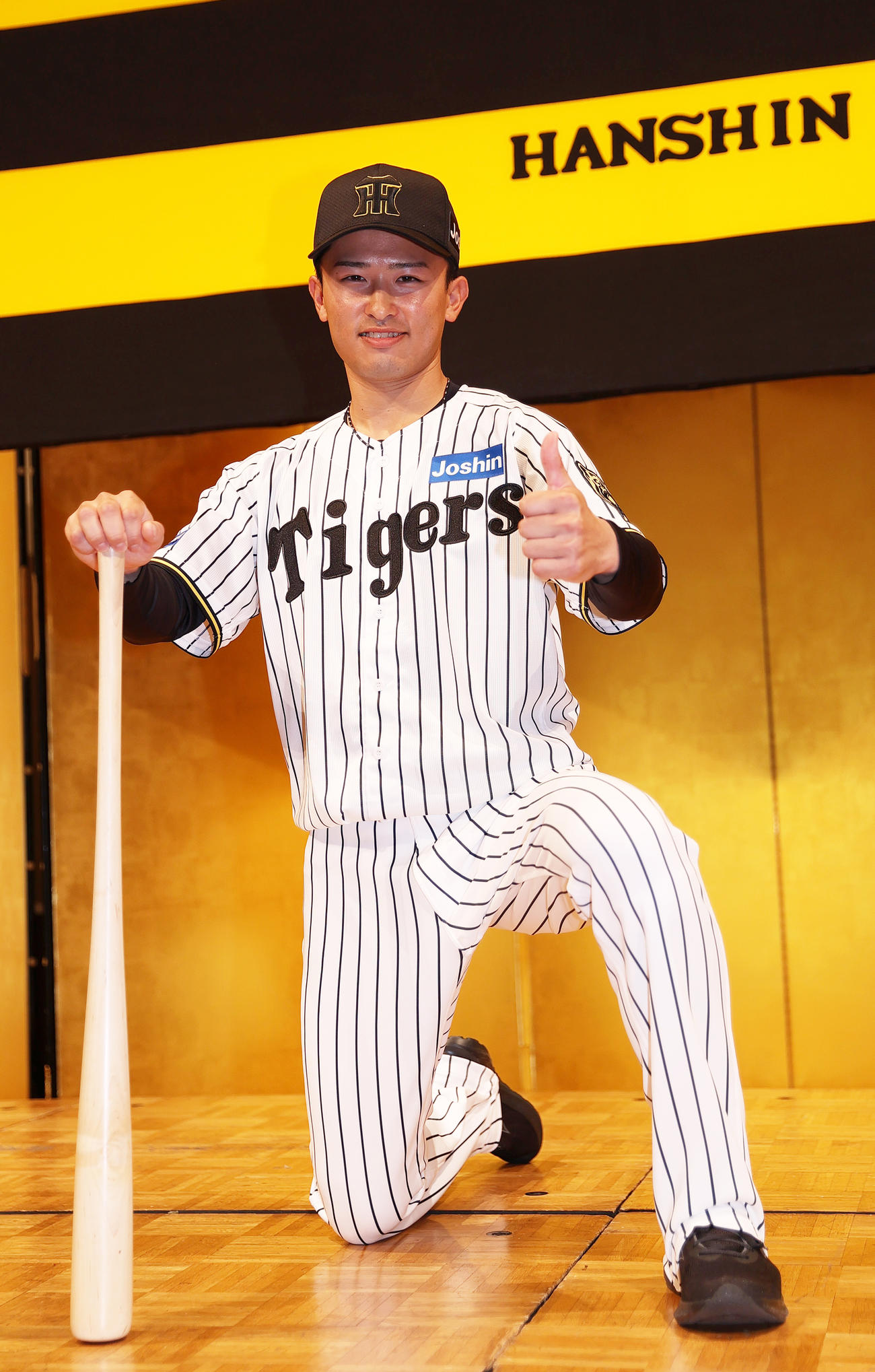 阪神新人入団会見でポーズをとるドラフト育成2位の山崎（撮影・上山淳一）
